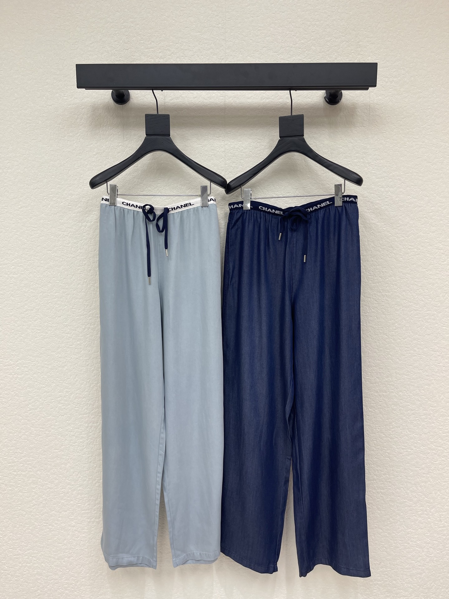 NO:797248,Chane*26 new drawstring Tencel jeans, wide-leg version, extremely tolerant, contrasting letter waistband with visual impact, yarn-dyed thread washing process, a popular item with a great sense of design, customized embroidery to show a sense of high-end, a must-have versatile item for all seasons, the age-reducing girl style is elegant and sweet!  You don’t need a beautiful upper body!  The quality of workmanship depends on the details SML A,,chanel,jeans,19860909Chane*26新款抽绳天丝牛仔裤 阔腿版型 包容性极好 撞色字母腰头视觉冲击 色织螺纹洗水工艺 极具设计感的爆款单品 订制刺绣尽显高级感 四季必入的百搭单品 减龄少女风气质优雅不失甜美！ 上身美的不要不要的！ 做工品质看细节 SML A,,chanel,jeans,,Women's clothing