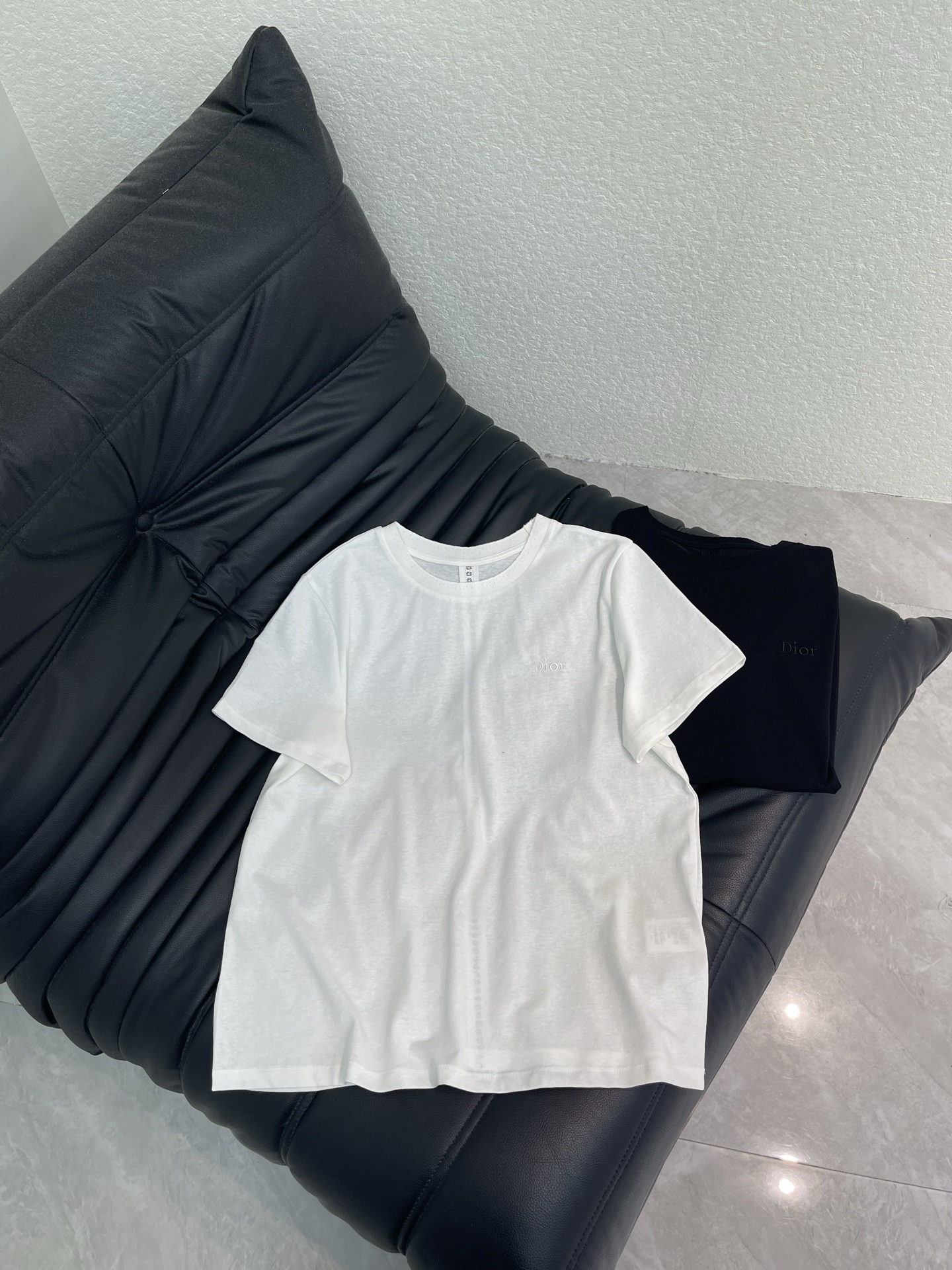 NO:798189,Dio*26 new spring and summer new classic basic T. Long-term fashionable single product, classic round neck design short-sleeved T-shirt. Three-dimensional tailoring design creates Italian minimalist high-end feel, lace stitching + embroidered exquisite small logo on the back, imported fabrics are delicate, soft and have a great texture!  The classic version is not picky!  Highly recommended for self-retention. SML A,, dior, T-shirt, tees, t-shirt,19860909Dio*26春夏新款经典基础T.长期主义时髦精单品经典圆领设计短袖T恤.立体剪裁设计打造意式极简的高级感,后背拼接蕾丝花边+刺绣精致小logo,进口面料细腻柔性质感超赞！经典版型不挑人！强烈推荐自留款.SML A,,dior,T-shirt,tees，t-shirt,,Women's clothing