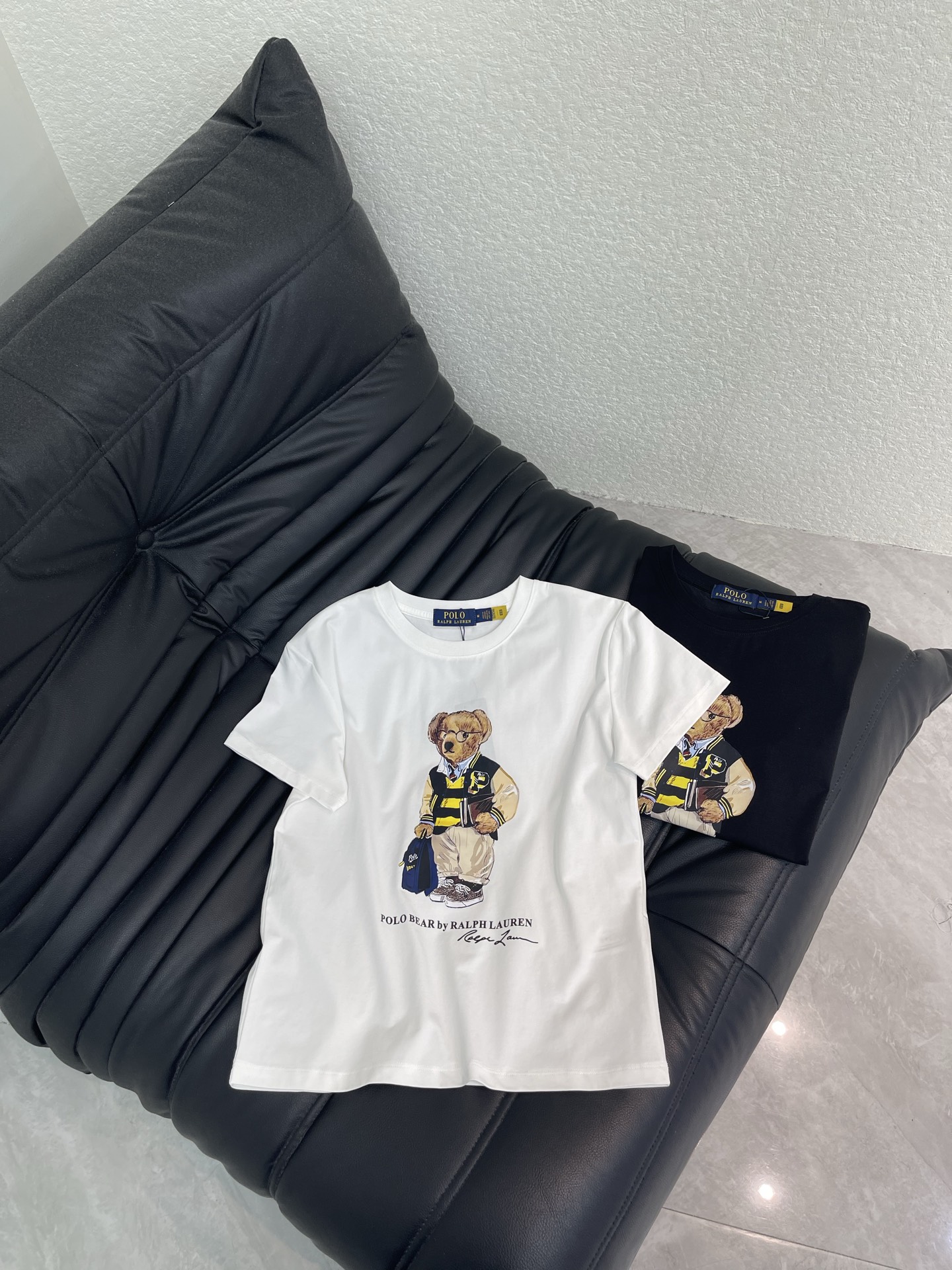 NO:798197,Ralph Laure*Raff*polo26 new bear letter printed short-sleeved T-shirt is made of cotton fabric. The upper body is soft and comfortable. The bear embroidery process QR code can be scanned. High quality. Straight version. Not picky. Can be controlled by any body shape. S-XL AA2,,loro piana,T-shirt,tees,t-shirt,19860909Ralph Laure*拉夫*polo26新款小熊字母印花短袖T恤 采用棉面料材质 上身柔软舒适 小熊刺绣工艺二维码可扫 高品质 直筒版型 不挑人 任何身形都可以驾驭 S-XL AA2,,loro piana,T-shirt,tees，t-shirt,,Women's clothing