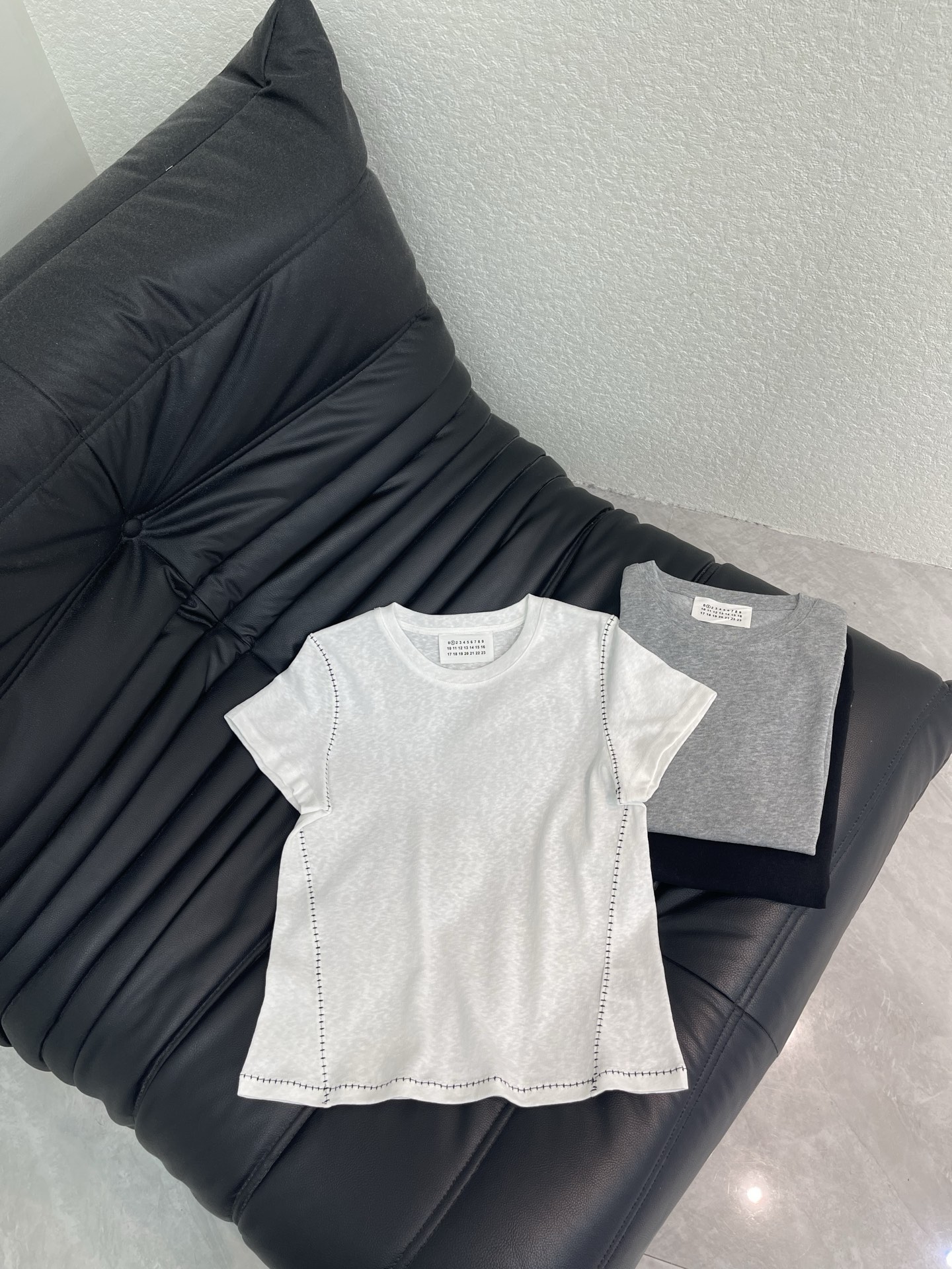 NO:798200,MM6*26 new simple dotted line short-sleeved T-shirt with exquisite round neck and slim upper body!  Pocket embroidery craftsmanship is low-key and luxurious!  Fashionable must-have items to unlock all outfits!  Look for our quality!  Fashionable and high-end, the classic version is versatile and easy to wear!  SML A,,masion margiela,T-shirt,tees,t-shirt,19860909MM6*26新款简约虚线短袖T恤 精致圆领版型上身巨显瘦！ 口袋刺绣工艺低调奢华！ 时髦精必备单品解锁所有穿搭！ 认准我家品质！时髦又高级 经典版型百搭不挑人！ SML A,,masion margiela,T-shirt,tees，t-shirt,,Women's clothing