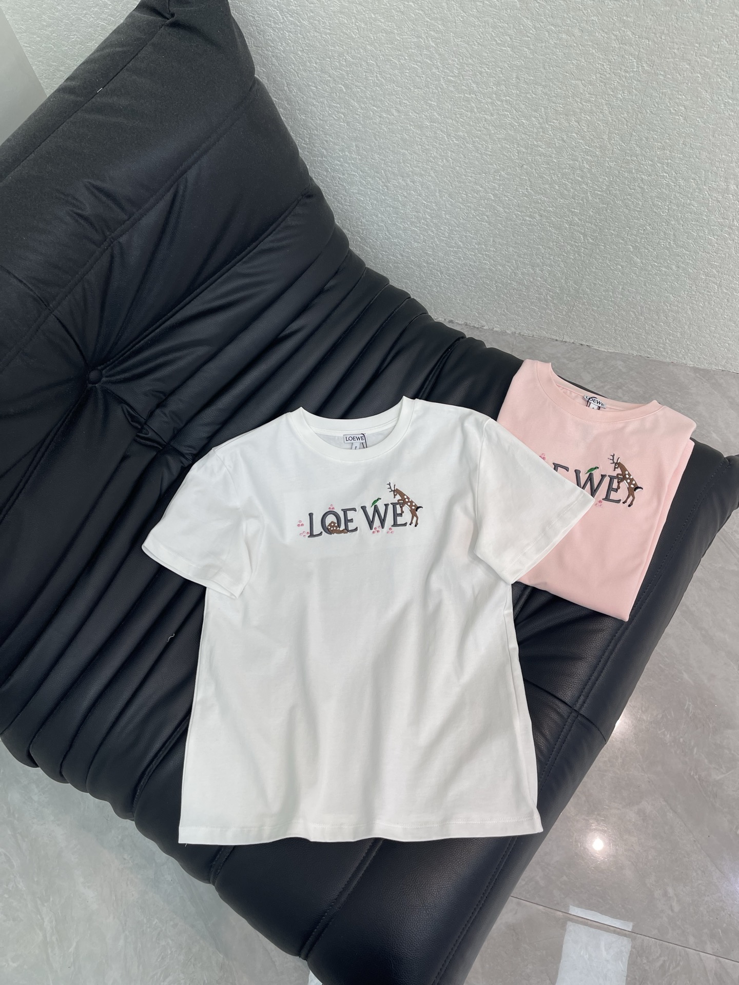 NO:797774,Loew*26 new spring and summer short-sleeved T-shirt with embroidered deer letters!  Customized cotton material, breathable and comfortable, full of texture. Embroidery technology is used on the chest to outline the childish pattern of deer letters. The style is lively and at the same time strengthens the brand identity. Fashionable and high-end instantly creates a personalized style. It is fashionable and relaxed. It is stylish when worn alone. 2 colors SML A, loewe, T-shirt, tees, t-shirt,19860909Loew*26春夏新款刺绣小鹿字母短袖T恤！定制全棉材质 透气舒适 质感十足 胸前利用刺绣工艺 勾勒出小鹿字母童趣图案 风格活泼 同时加强品牌标识度 时尚高级感立现 打造个性风格 时髦松弛 单穿内搭都出彩时髦 2色 SML A,,loewe,T-shirt,tees，t-shirt,,Women's clothing