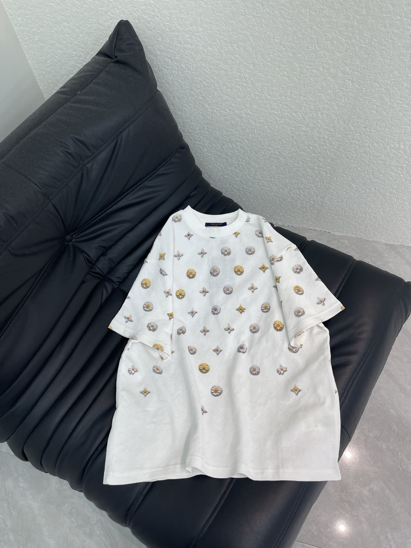 NO:799599,Louis Vuitto*26 new short-sleeved T-shirt with daisy embroidery, made of white cotton, soft and comfortable, super refreshing to wear in summer! Covered with daisies + Monogram embroidery, exquisite and recognizable. The round neck design is simple and versatile, can be easily worn by men and women, and it is also very stylish for couples~ It can be easily paired with jeans or casual pants for daily outings and vacations, fashionable and practical! S-XL,, louis vuitton, jeans, T-shirt, tees, t-shirt,19860909Louis Vuitto*26新款小雏菊刺绣短袖T恤,白色纯棉材质,柔软舒适,夏天穿超清爽!满身小雏菊+Monogram刺绣,精致又有辨识度.圆领设计简约百搭,男女都能轻松驾驭,情侣穿也很有范儿~日常出街,度假都能轻松搭配牛仔裤或休闲裤,时髦又实用! S-XL,,louis vuitton,jeans,T-shirt,tees，t-shirt,,Women's clothing