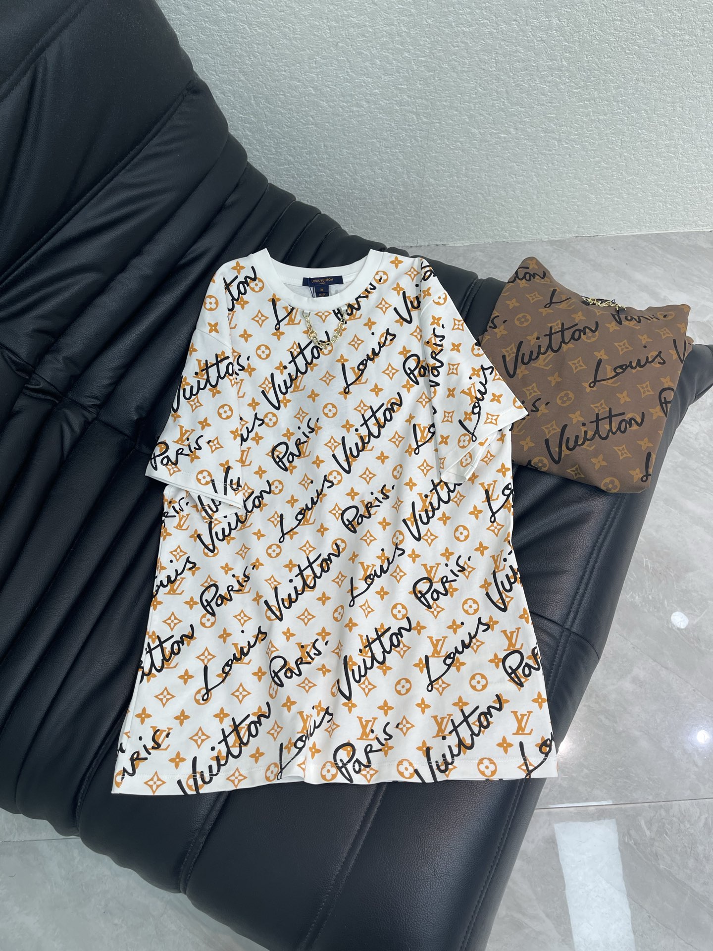 NO:797772,Louis Vuitto*26 new spring and summer presbyopic letter chain short-sleeved T-shirt!  Customized pure cotton fabric, soft, comfortable and full of texture. Classic Monogram presbyopic metal chain, fashionable and high-end!  The chain with engraved letters on the neckline echoes!  Let the fashionable and high-end sense stand out. The classic version does not make people look slimmer!  Highly recommended casual style items. Coffee and white SML A, Louis Vuitton, T-shirt, tees, t-shirt,19860909Louis Vuitto*26春夏新款老花字母链条短袖T恤！定制纯棉面料 柔软舒适 质感十足 经典Monogram老花金属链条 时髦又高级！领口印刻字母链条呼应！让时尚高级感立显 经典版型不挑人上身巨显瘦！强烈推荐休闲气质单品.咖白两色SML A,,louis vuitton,T-shirt,tees，t-shirt,,Women's clothing