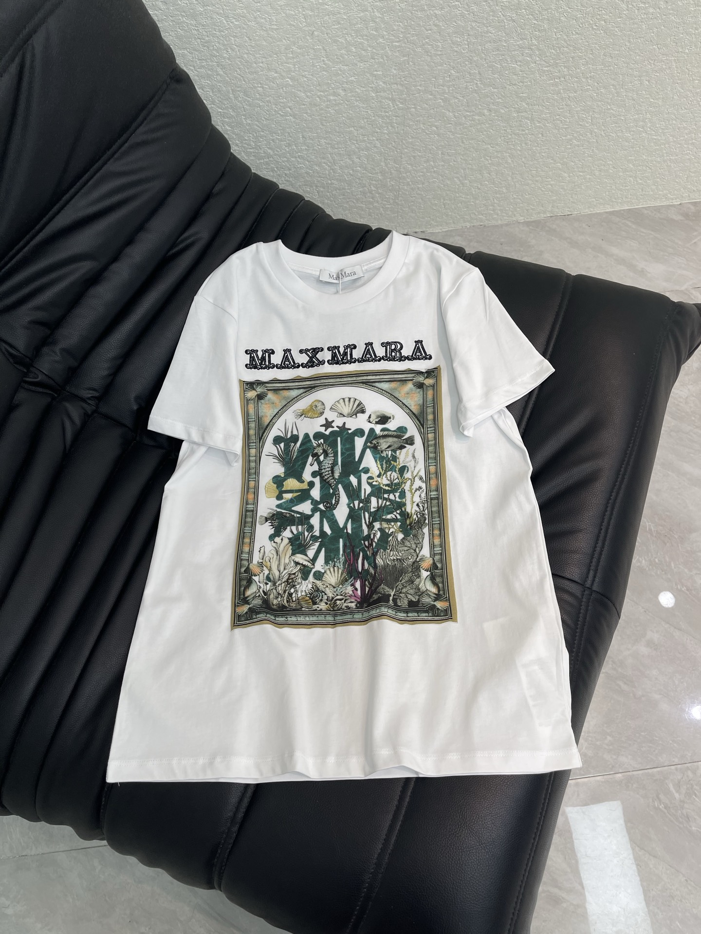 NO:798203,MaxMar*26 new spring and summer printed short-sleeved T-shirt. The front printing is inspired by natural elements. Patterns such as butterflies, plants, and shells are very artistic. Full of spring and summer atmosphere ~ round neck + short-sleeved design. Simple and versatile, it looks great with jeans or skirts. Easily switch between casual or artistic style. Can be used for commuting and outing! SML A,,skirts,jeans,T-shirt,tees,t-shirt,19860909MaxMar*26春夏新款印花短袖T恤 正面印花灵感来自自然元素 蝴蝶 植物 贝壳等图案超有艺术感 春夏氛围感拉满~圆领+短袖设计 简约百搭 无论配牛仔裤还是半裙都很出彩 轻松切换休闲or文艺风 通勤出游都能hold住! SML A,,skirts,jeans,T-shirt,tees，t-shirt,,Women's clothing