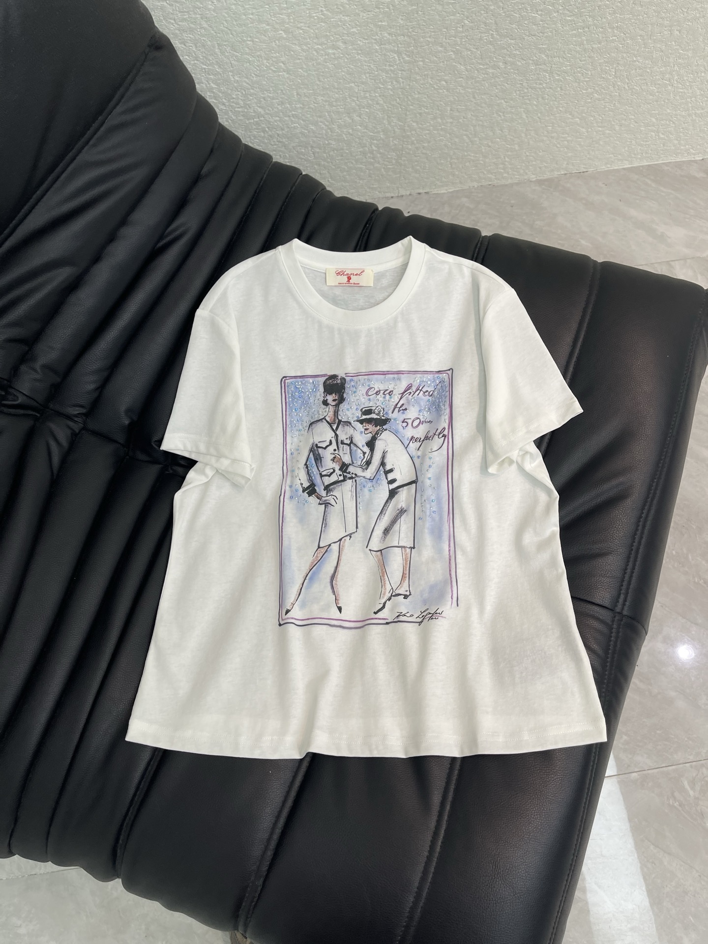 NO:797788,Chane*26 new exquisite printed beaded short-sleeved T-shirt, high-end fabric, skin-friendly, breathable and comfortable, iconic letter pattern, low-key luxury, age-reducing girlhood!  A must-have artifact for Bai Fumei!  The classic version is versatile and easy to wear. It is highly recommended to keep it for yourself!  The quality of workmanship depends on the details SML AA2,,chanel,T-shirt,tees,t-shirt,19860909Chane*26新款精致印花订珠短袖T恤 高订面料 亲肤透气舒适 标志性字母图案低调奢华 减龄少女时代！白富美必备神器！ 经典版型百搭不挑人 强烈推荐自留款！ 做工品质看细节 SML AA2,,chanel,T-shirt,tees，t-shirt,,Women's clothing