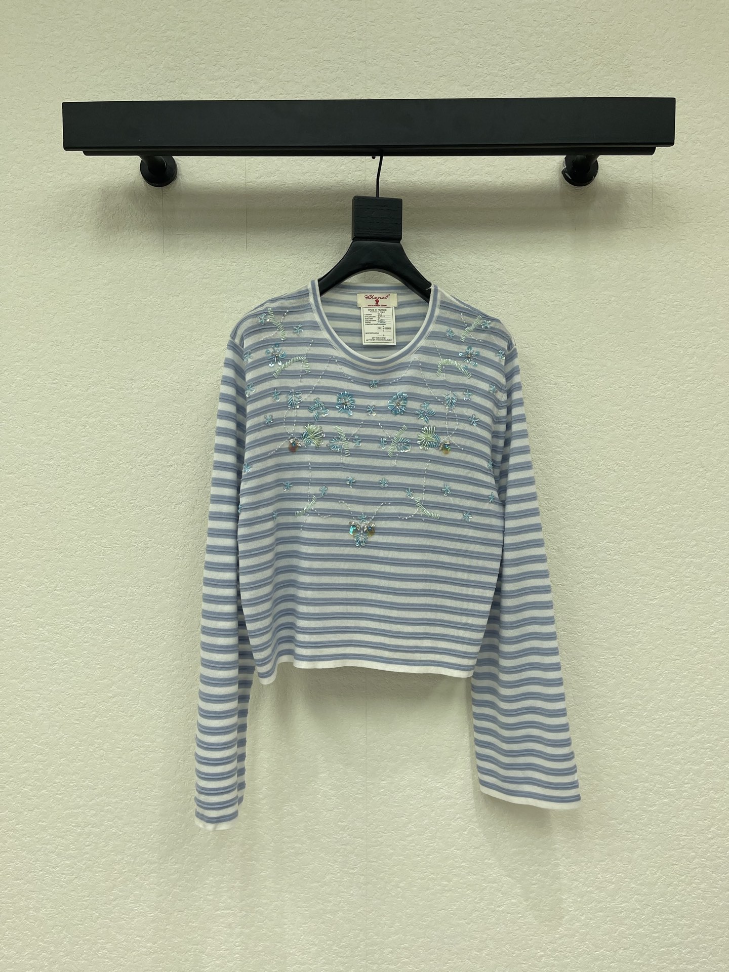 NO:797789,Chane*26's new heavy-duty handmade striped long-sleeved sweater is a popular item, with an exquisite regular fit and a slimming upper body!  Customized heavy beading craftsmanship, low-key luxury!  Fashionable must-have items to unlock all outfits!  Look for our quality!  The classic items are fashionable and high-end, and the classic styles are versatile and easy to match!  SML,,chanel,19860909Chane*26新品重工手工条纹长袖针织衫 王炸单品,精致常规版型上身巨显瘦！ 定制重工钉珠工艺 低调奢华！ 时髦精必备单品解锁所有穿搭！ 认准我家品质！经典单品时髦又高级 经典版型百搭不挑人！ SML,,chanel,,Women's clothing