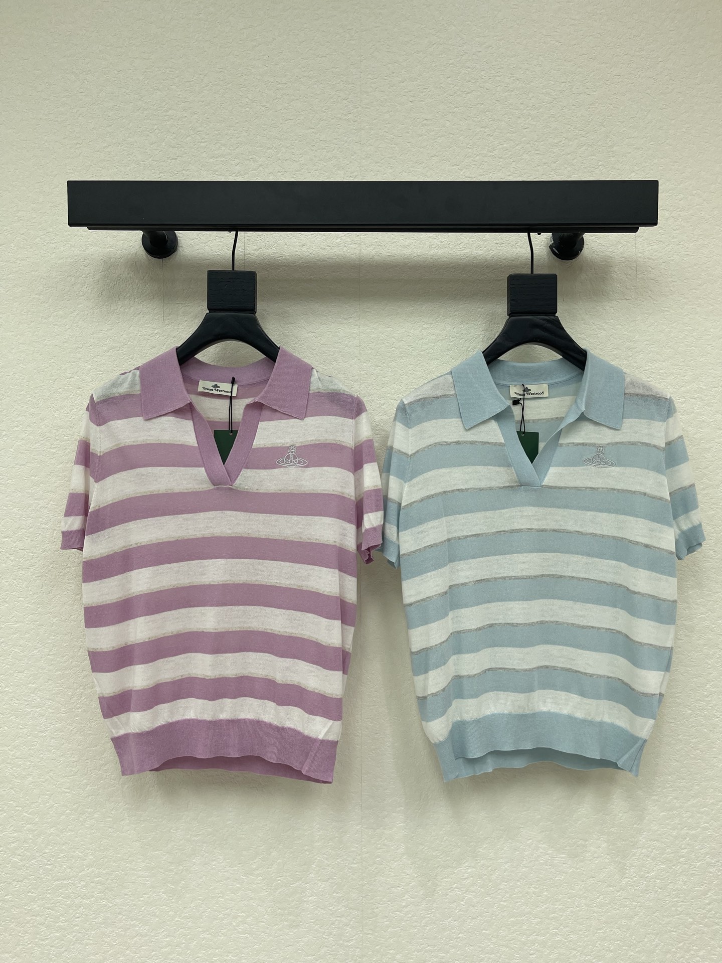 NO:798209,VivieneWestwoo*Western Queen 26 new style Saturn stripe lapel knitted short sleeves!  Customized imported material, comfortable and breathable, short-sleeved cut, large contrast stripes, durable and versatile, embroidered logo on the chest to enhance texture and add brand style, regular fit, full of Korean style on the upper body, transform into a youth idol heroine!  SML A,,T-shirt,19860909VivieneWestwoo*西太后26新款土星条纹翻领针织短袖！定制进口材质 舒适透气 短袖版型剪裁 大身撞色条纹耐看百搭 胸前刺绣徽标 提升质感 增加品牌格调 常规版型 上身满满韩系范儿 化身青春偶像女主！SML A,,T-shirt,,Women's clothing