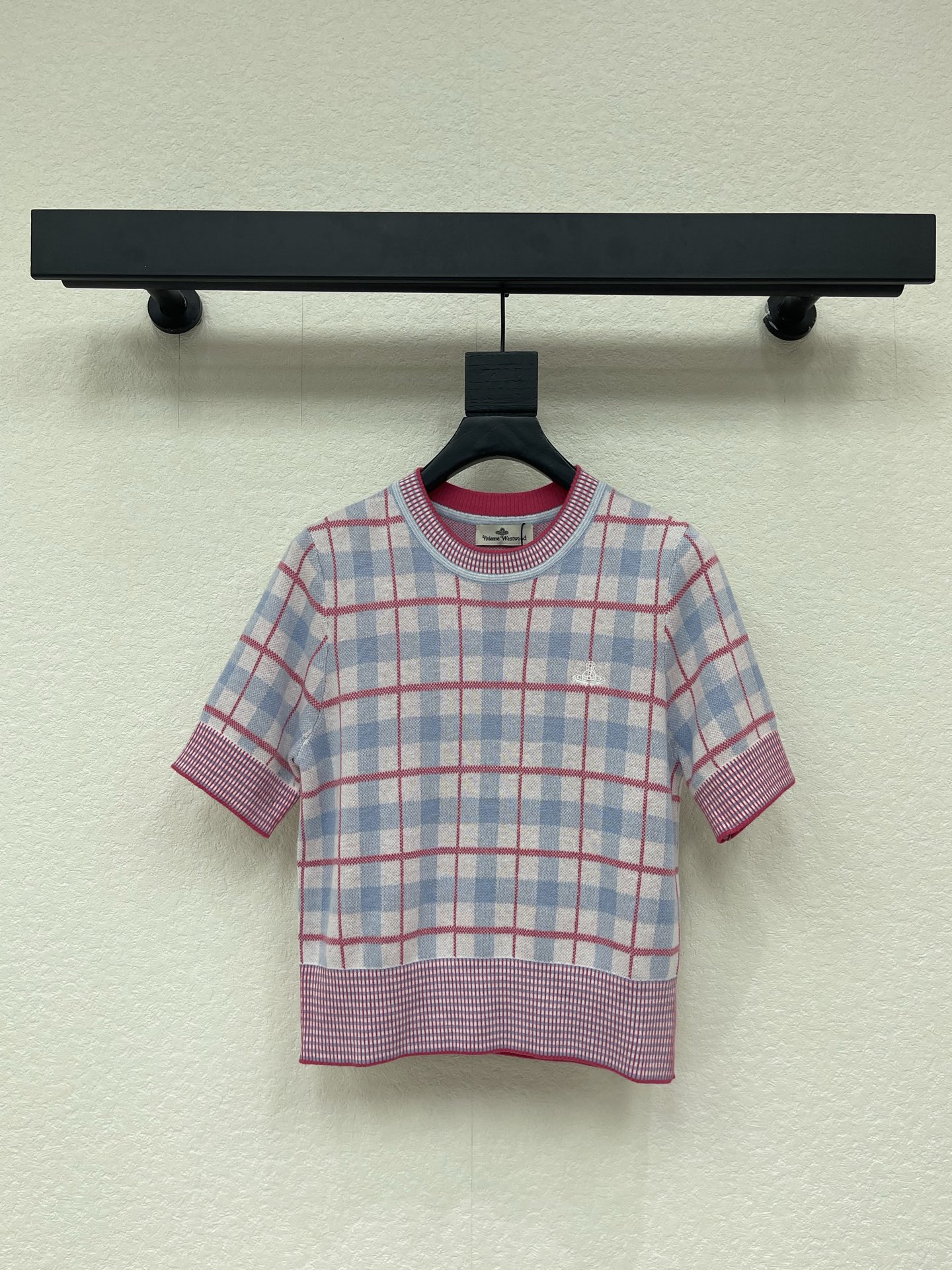 NO:796775,VivieneWestwoo*Western Queen Mother’s 26 new spring style Saturn checkered patchwork short-sleeved sweater. The pink and blue plaid design is super recognizable. It has a college style and a sweet and cool feeling. Soft knitted fabric, comfortable to wear, and the short-sleeved design is very suitable for spring and summer.  .The hem and cuffs are spliced with red and white plaid, which is full of layering and attention to detail is a must! It can be easily used for daily commuting and dating, and it looks great with skirts or jeans. The brand’s classic elements + retro details are fashionable and practical, making it easy to create a personalized style!  SML A,,skirts,jeans,T-shirt,19860909VivieneWestwoo*西太后26春季新款土星方格拼接色针织衫短袖,粉蓝格纹设计超有辨识度,学院风+甜酷感满分.柔软针织面料,穿着舒适,短袖设计很适合春夏.下摆和袖口红白格纹拼接,层次感十足,细节控必入!日常通勤,约会都能轻松驾驭,搭配半裙或牛仔裤都很出彩,品牌经典元素+复古细节,时髦又实用,轻松打造个性穿搭风格! SML A,,skirts,jeans,T-shirt,,Women's clothing