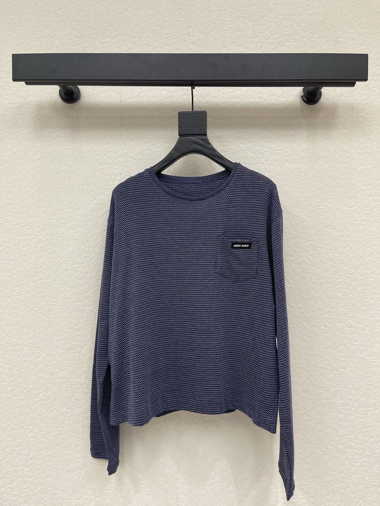 NO:798474,Miumi*26 new cotton jacquard long-sleeved T-shirt. Navy blue cotton jersey fabric. Brand logo logo on the chest. Double-ended crochet hem details. Round neckline. Dropped shoulder design. Stretch version. Same style for men and women. Recommended to buy. Navy blue SML,,miumiu,tees,t-shirt,19860909Miumi*26新品棉质提花长袖T恤 藏蓝色棉质平纹针织面料 胸口饰有品牌标识徽标 双头钩针底边细节 圆领领口 落肩设计 弹力版型 男女同款 推荐入手 藏蓝色 SML,,miumiu,tees，t-shirt,,Women's clothing