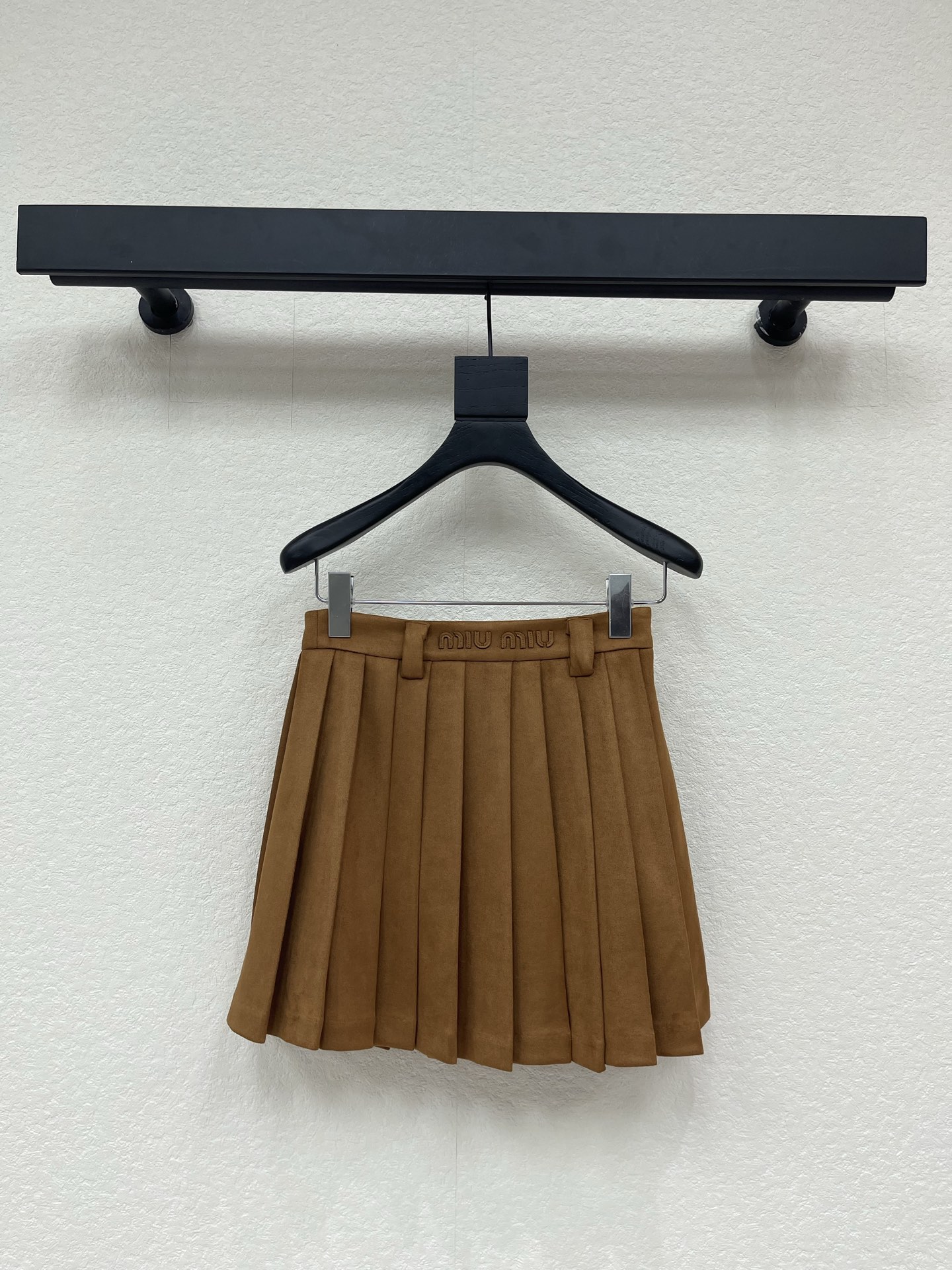 NO:798180,Miumi*26 new caramel color suede pleated short skirt A-line skirt, caramel brown color is super soft, soft suede material, high-waisted A-line version + pleated design, slimming and modifying body proportions, college style and retro feel, easy to manage for daily commuting and dating. It looks great with a shirt or knitted cardigan, and you can easily get an elegant and playful look. SML A,,miumiu,skirts,shirts,chamois leather,19860909Miumi*26新款焦糖色麂皮百褶短裙A字半裙,焦糖咖色超温柔,柔软麂皮绒材质,高腰A字版型+百褶设计,显瘦又修饰身材比例,学院风和复古感兼具,日常通勤,约会都能轻松驾驭.搭配衬衫或针织开衫都很出彩,轻松get优雅俏皮造型.SML A,,miumiu,skirts,shirts,chamois leather,,Women's clothing
