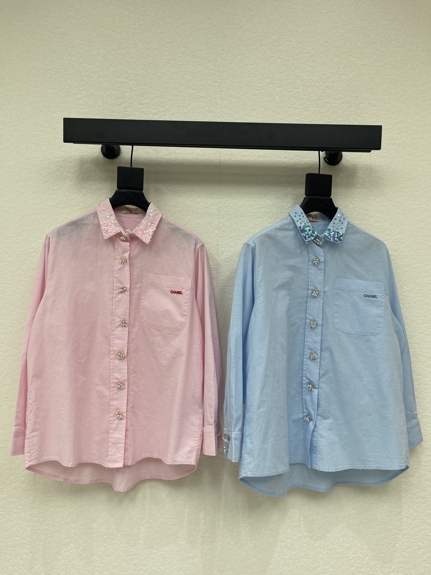 NO:797791,Chane*26 heavy-duty beaded cotton and linen shirt, customized YB material, comfortable and easy to wear, fresh colors, classic slightly wide version, hand-made beading to create color collision, adding casual fashion sense, richer visual effect, full temperament, a must-have for big heroines, highlighting high-end trend positioning, fashionable and foreign-style, high version SML A,,chanel,shirts,19860909Chane*26重工订珠棉麻衬衫 定制YB材质 舒适好穿 清新的色系 经典微阔版型 手工订珠形成颜色碰撞 增添休闲时尚感 视觉效果更显丰富 气质拉满 大女主必入 彰显高端潮流定位 时髦洋气 高版本 SML A,,chanel,shirts,,Women's clothing