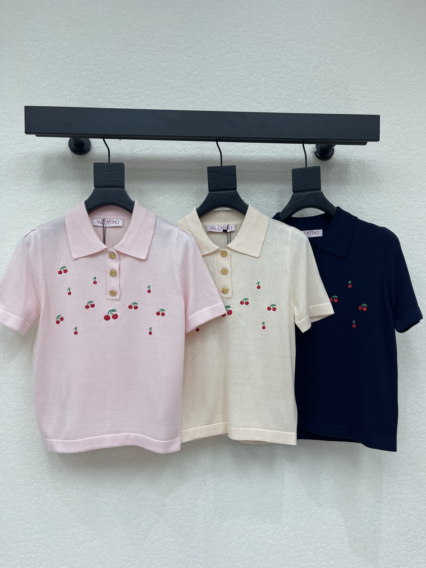 NO:798211,VALENTIN*26 new contrast color cherry embroidered knitted short sleeves!  Customized imported silk wool knitted material, high-grade texture, comfortable and soft, lapel knitted short-sleeved cut, half-button design, easy to put on and take off, cherry pattern positioned on the front, easily highlighting the details and texture, refreshing and age-reducing!  SML A,,valentino,T-shirt,19860909VALENTIN*26新款撞色樱桃刺绣针织短袖！定制进口丝毛针织材质 质感高级 舒适柔软 翻领针织短袖剪裁 半开襟纽扣设计 穿脱方便 前襟定位刺绣樱桃图案 轻松突出满分细节质感 穿搭清爽减龄！SML A,,valentino,T-shirt,,Women's clothing