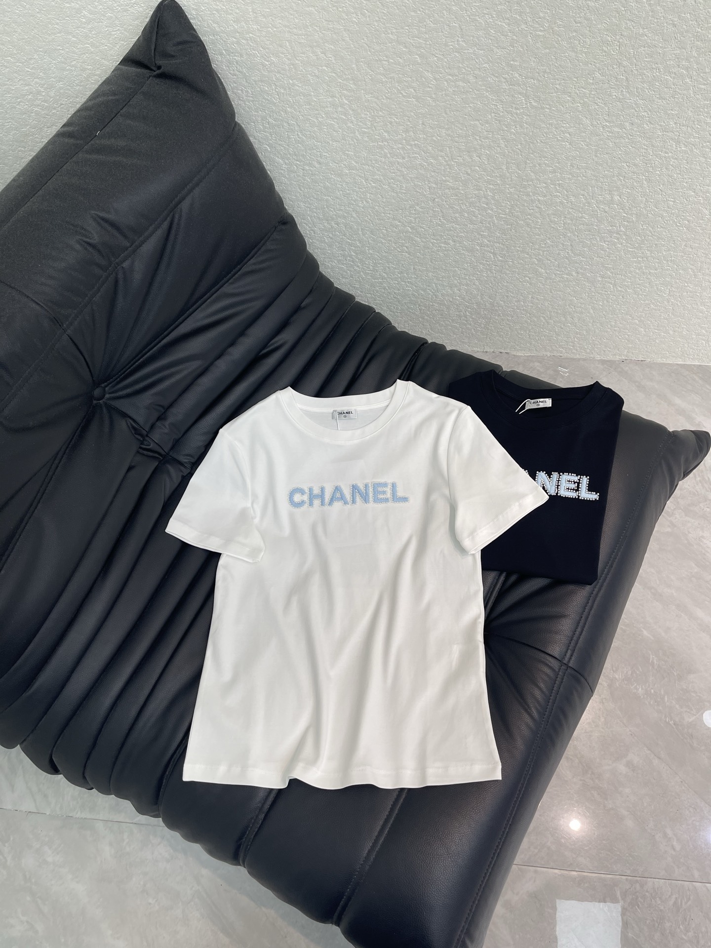 NO:798185,Chane*26 new spring and summer short-sleeved T-shirt with contrasting embroidered letters and beading. Customized YB mercerized cotton material, fine texture, comfortable and breathable, slim-fitting short-sleeved cut, slim fit, hand-beading craftsmanship to outline the letter pattern on the chest, rich colors, echoing the brand style, fashionable temperament. Black and white SML A,,chanel,T-shirt,tees,t-shirt,19860909Chane*26春夏新品撞色刺绣字母钉珠短袖T恤.定制YB丝光棉材质,质感细腻,舒适透气,修身短袖裁剪,穿搭修身显瘦,胸前以手工钉珠工艺勾勒出字母图案,色彩丰富,品牌格调呼应,气质时髦.黑白 SML A,,chanel,T-shirt,tees，t-shirt,,Women's clothing