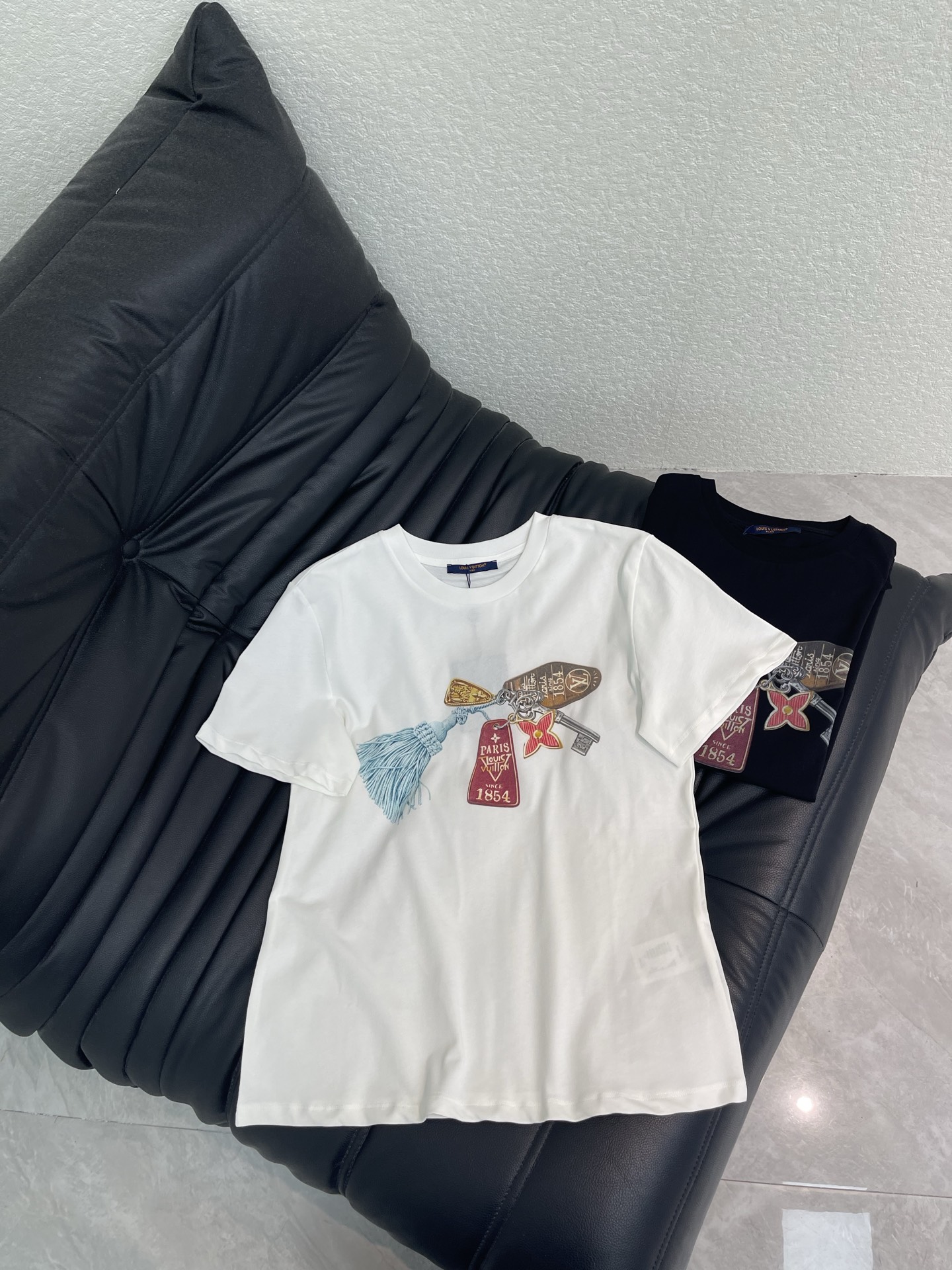 NO:797779,Louis Vuitto*26 new spring and summer key tassel printed short-sleeved T-shirt. Pure cotton fabric. High-density fashionable sports style. Every daily wear. Playful and age-reducing design elements full of vitality. High quality. Size SML A, Louis Vuitton, T-shirt, tees, t-shirt,19860909Louis Vuitto*26春夏新款钥匙流苏印花短袖T恤 纯棉面料 高密度时髦运动风 每个日常的穿搭 俏皮减龄充满元气的设计元素 高品质 尺码SML A,,louis vuitton,T-shirt,tees，t-shirt,,Women's clothing