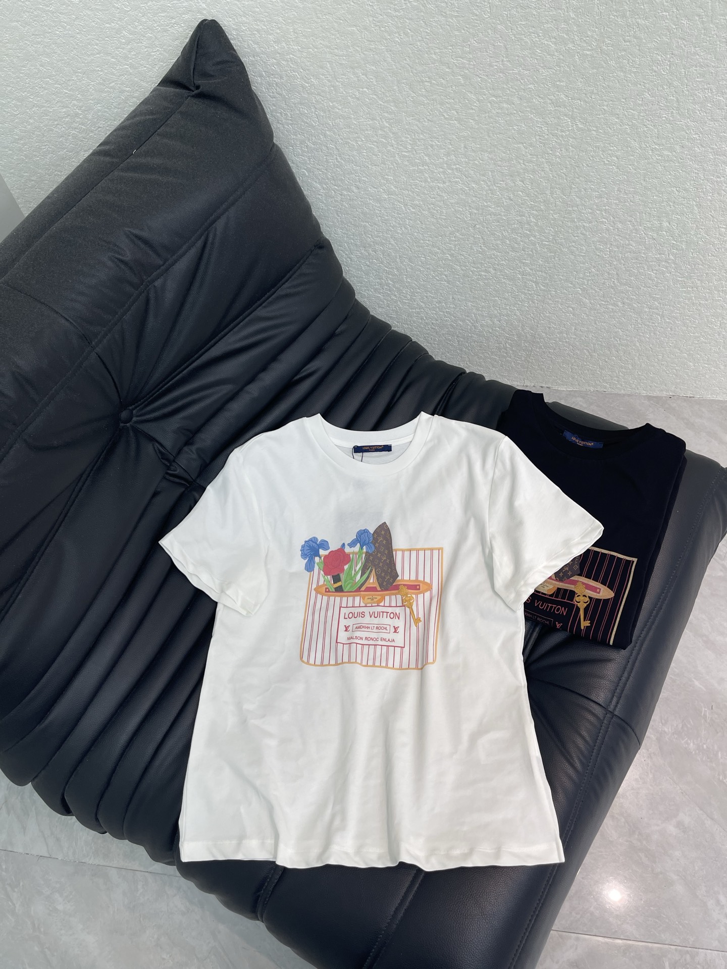 NO:797781,Louis Vuitto*26 new spring and summer key wallet printed short-sleeved T-shirt. Pure cotton fabric. High-density fashionable sports style. Every daily wear. Playful and age-reducing design elements full of vitality. High quality. Size SML, Louis Vuitton, wallets, T-shirt, tees, t-shirt,19860909Louis Vuitto*26春夏新款钥匙钱包印花短袖T恤 纯棉面料 高密度时髦运动风 每个日常的穿搭 俏皮减龄充满元气的设计元素 高品质 尺码SML,,louis vuitton,wallets,T-shirt,tees，t-shirt,,Women's clothing