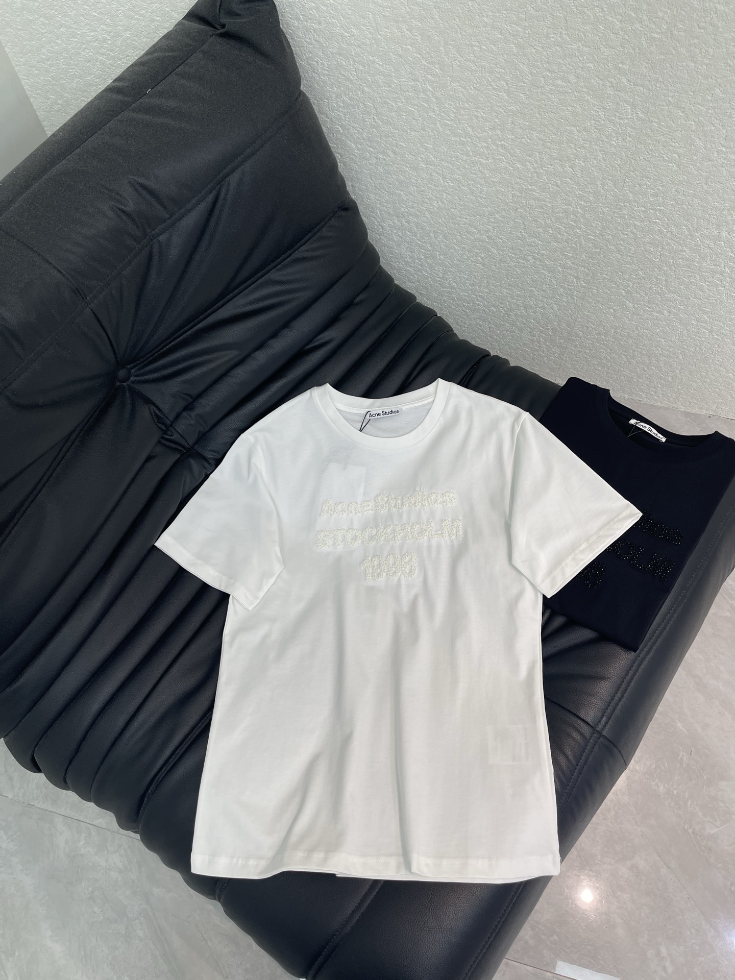 NO:797783,Acne*26 new spring and summer 1996 letter embroidered round neck short-sleeved T-shirt!  Customized mercerized cotton material, breathable and comfortable, full of texture, round neck short-sleeved T-shirt cut, pure white tone, versatile and not picky, 1996 letter embroidery on the chest, regular version, low-key to highlight the brand recognition, worn alone is a refreshing street style, layered with a jacket for more layers, a perfect wardrobe all-purpose anti-beating item!  SML AA,,acne studios,jackets & coats,T-shirt,tees,t-shirt,19860909Acne*26春夏新款1996字母刺绣圆领短袖T恤！定制丝光棉材质,透气舒适,质感十足,圆领短袖T恤裁剪,纯净白调百搭不挑人,胸前1996字母刺绣工艺,常规版型,低调彰显品牌辨识度,单穿是清爽的街头腔调,叠穿外套更显层次,妥妥的衣橱万能抗打单品！SML AA,,acne studios,jackets & coats,T-shirt,tees，t-shirt,,Women's clothing