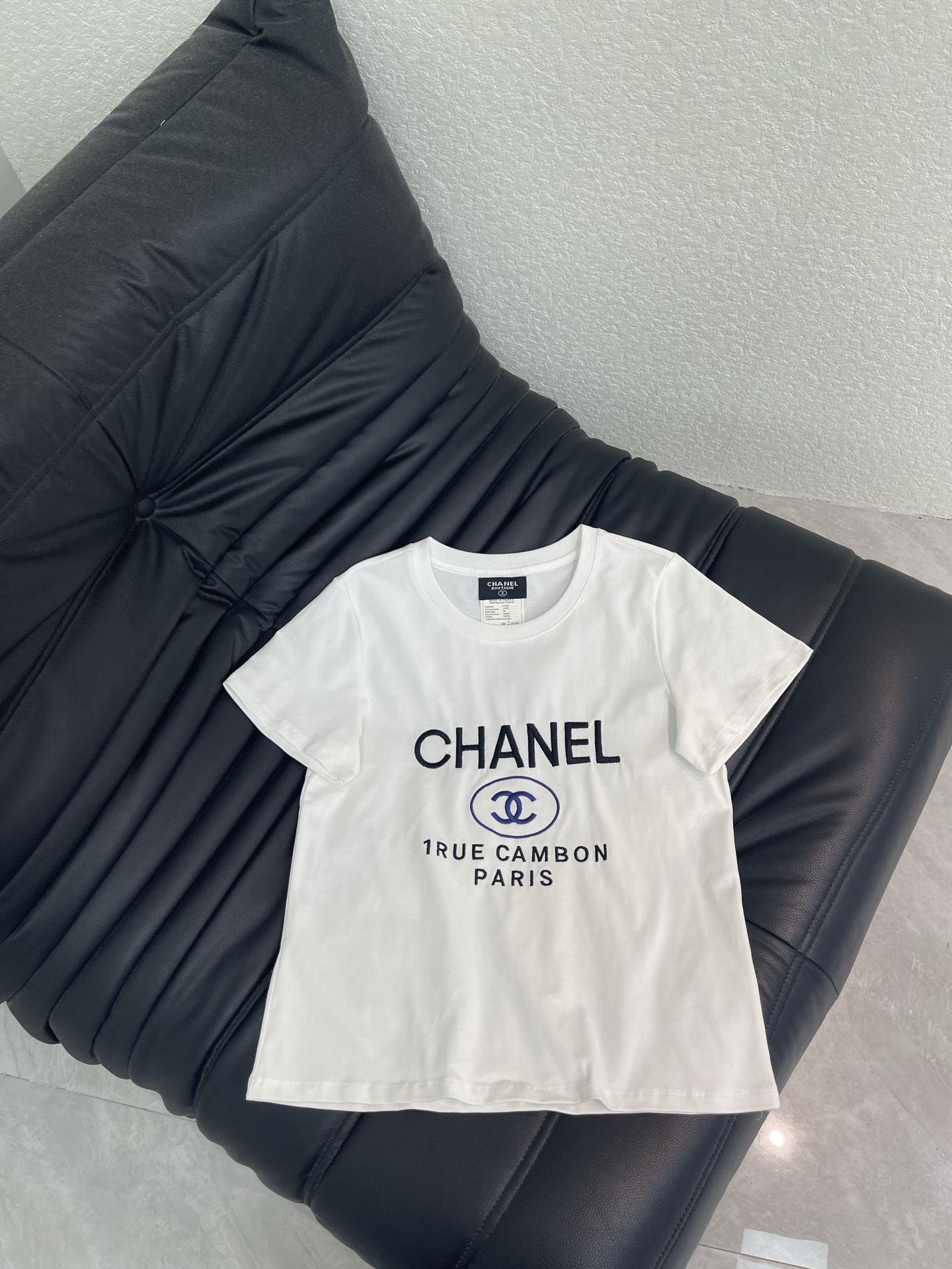 NO:797793,CHANE*26 new round neck short-sleeved T-shirt, brand letter double C embroidery design, very exquisite and beautiful minimalist style, easy to control with regular fit, soft and comfortable cotton texture, a must-have for daily commuting and leisure, a versatile wardrobe item!  SML A,,chanel,T-shirt,tees,t-shirt,19860909CHANE*26新款圆领短袖T恤,品牌字母双C刺绣设计,非常精致好看极简风格 常规版型轻松驾驭,棉质感柔软舒适 日常通勤休闲必备 简直衣橱百搭单品！SML A,,chanel,T-shirt,tees，t-shirt,,Women's clothing