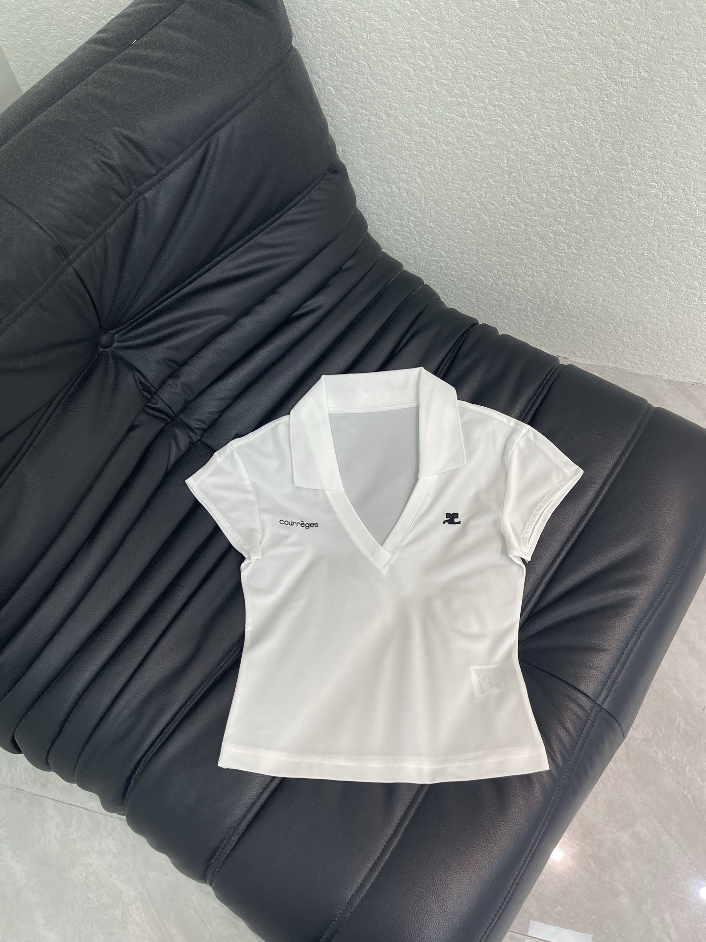 NO:798194,Courrege*26 new spring and summer new open-lapel short-sleeved T-shirt. It is basically versatile and easy to wear. The soft and skin-friendly fabric is suitable for daily commuting and casual outings. The small logo on the chest is full of details. It is easy to wear with a casual and high-end feel. It is a must-have item that can be matched with any wardrobe. SML A,, T-shirt, tees, t-shirt,19860909Courrege*26春夏新款开襟翻领短袖T恤,基础百搭不挑人,软糯亲肤的面料,日常通勤、休闲出街都适配,胸口小标点缀细节感拉满,轻松穿出随性高级感,是衣橱里怎么搭都不会错的刚需款 SML A,,T-shirt,tees，t-shirt,,Women's clothing