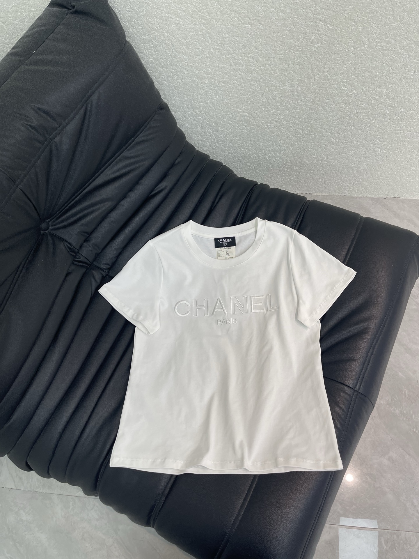 NO:797798,CHANE*26 new round-neck short-sleeved T-shirt with letter embroidery, brand letter embroidery design, very exquisite and beautiful, minimalist style, easy to control with regular fit, soft and comfortable cotton texture, a must-have for daily commuting and leisure, a versatile wardrobe item!  SML A,,chanel,T-shirt,tees,t-shirt,19860909CHANE*26新款字母刺绣圆领短袖T恤,品牌字母刺绣设计,非常精致好看极简风格 常规版型轻松驾驭,棉质感柔软舒适 日常通勤休闲必备 简直衣橱百搭单品！SML A,,chanel,T-shirt,tees，t-shirt,,Women's clothing