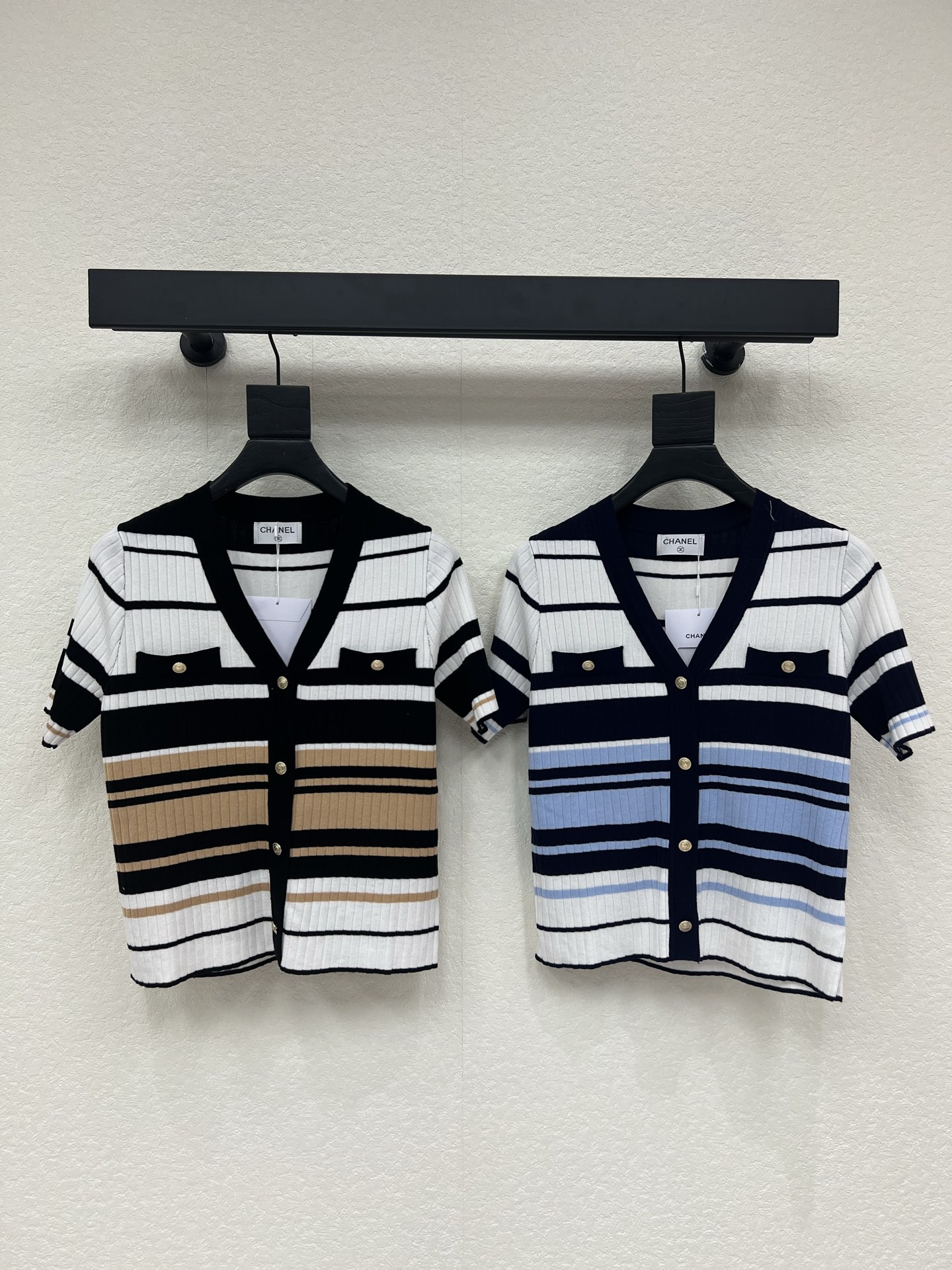 NO:798215,Chane*26 new spring and summer style Xiaoxiang striped knitted short-sleeved cardigan V-neck + metal buttons are super detailed, soft knitted fabric, skin-friendly and breathable, super comfortable to wear in summer! It is OK to wear alone or outside, you can easily switch styles with suspenders or casual pants, and you can control it every day on vacation~ SML,,chanel,skirts,T-shirt,19860909Chane*26春夏新款小香条纹针织短袖开衫 V领+金属纽扣超有细节感 柔软针织面料 亲肤透气 夏天穿超舒服!单穿or外搭都很OK,搭吊带裙or休闲裤都能轻松切换风格,度假日常都能驾驭~ SML,,chanel,skirts,T-shirt,,Women's clothing