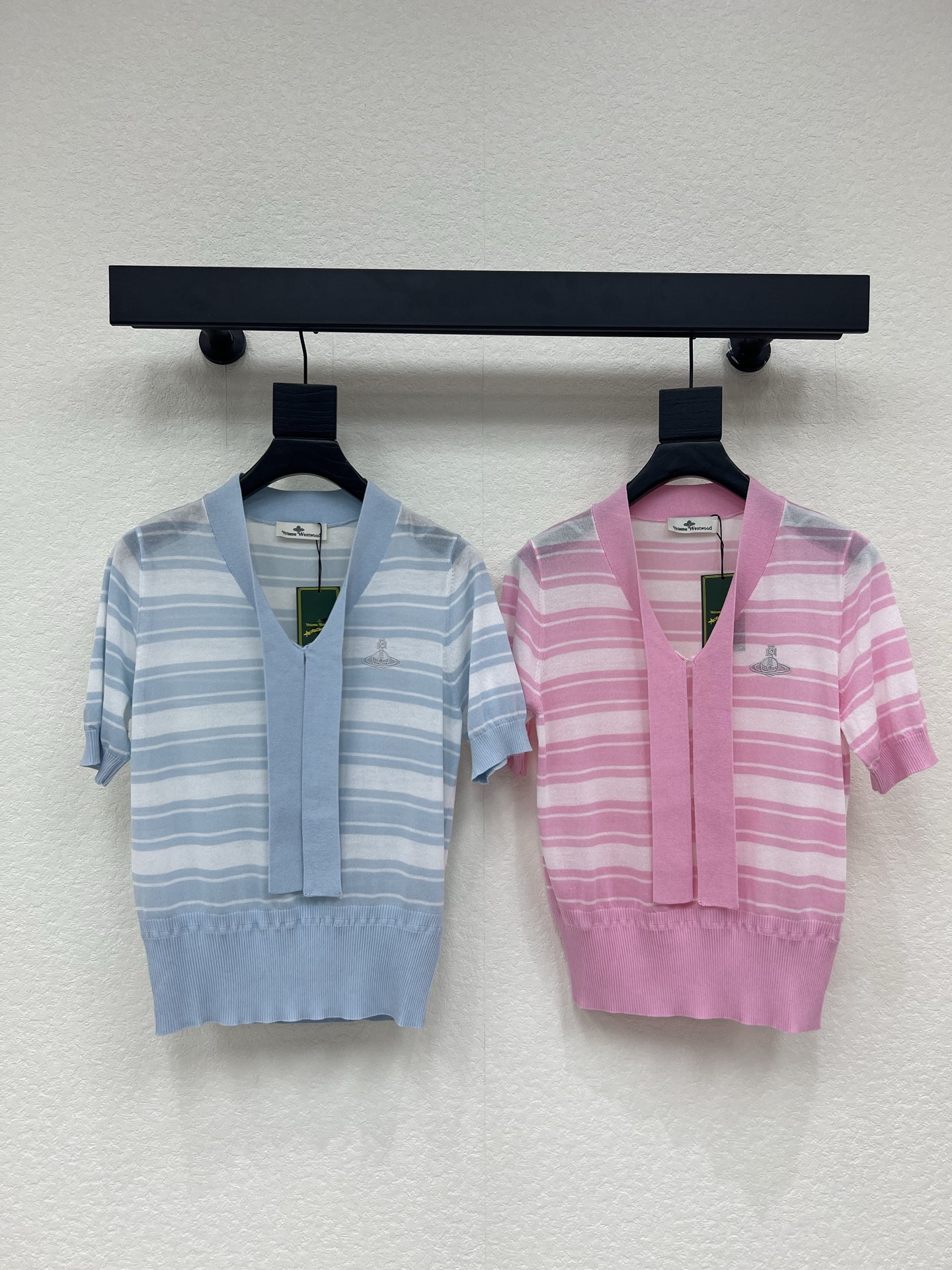 NO:798219,Vivi* Queen Mother 26 new Saturn striped knitted top with short sleeves, made of soft knitted fabric, stripes + Saturn logo on the chest, full of British style, short-sleeved design, very suitable for spring and summer, embellished with ribbons on the neckline, very girly! It can be easily controlled for daily commuting and leisure, and it can be paired with light-colored bottoms to show a fresher temperament!  SML A,,T-shirt,19860909Vivi*西太后26新款土星条纹针织上衣短袖,采用柔软针织面料,条纹+胸前土星Logo,英伦满满,短袖设计,春夏穿超合适,领口丝带点缀,少女感爆棚!日常通勤,休闲都能轻松驾驭,搭配浅色下装更显清新气质！SML A,,T-shirt,,Women's clothing