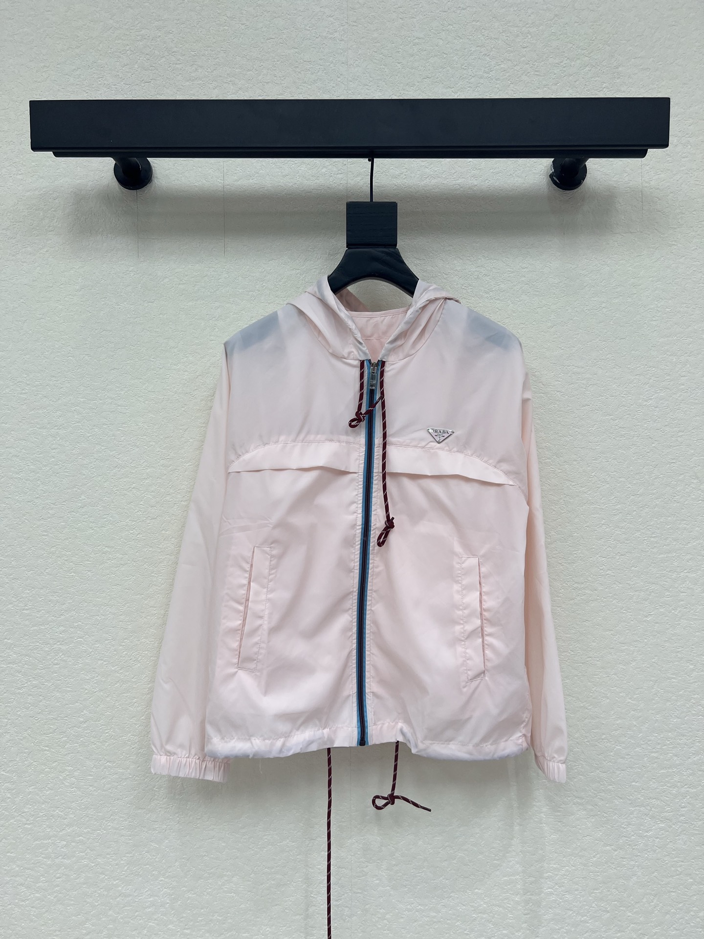NO:799594,Prad*26 new spring and summer new light pink triangle logo hooded windbreaker nylon sun protection jacket. The light and thin material is perfect for spring and summer! Classic triangle logo + contrasting piping, perfect details. The hood is stowable, and the drawstring design is practical and fashionable, making it easy to control during daily commuting and outdoors. The nylon fabric is water-repellent, breathable and not stuffy, and the pink color is gentle and versatile. It can be easily integrated into various styles. It is a must-have item that is both functional and fashionable! SML,, prada, jackets &  coats, hats,19860909Prad*26春夏新款浅粉色三角标连帽风衣尼龙防晒外套.轻薄材质超适合春夏! 经典三角标+撞色滚边,细节满分.连帽可收纳,抽绳设计实用又时髦,日常通勤,户外都能轻松驾驭.尼龙面料防泼水,透气不闷热,粉色温柔百搭,轻松融入各种穿搭风格,是功能与时尚兼具的必备单品! SML,,prada,jackets & coats,hats,,Women's clothing