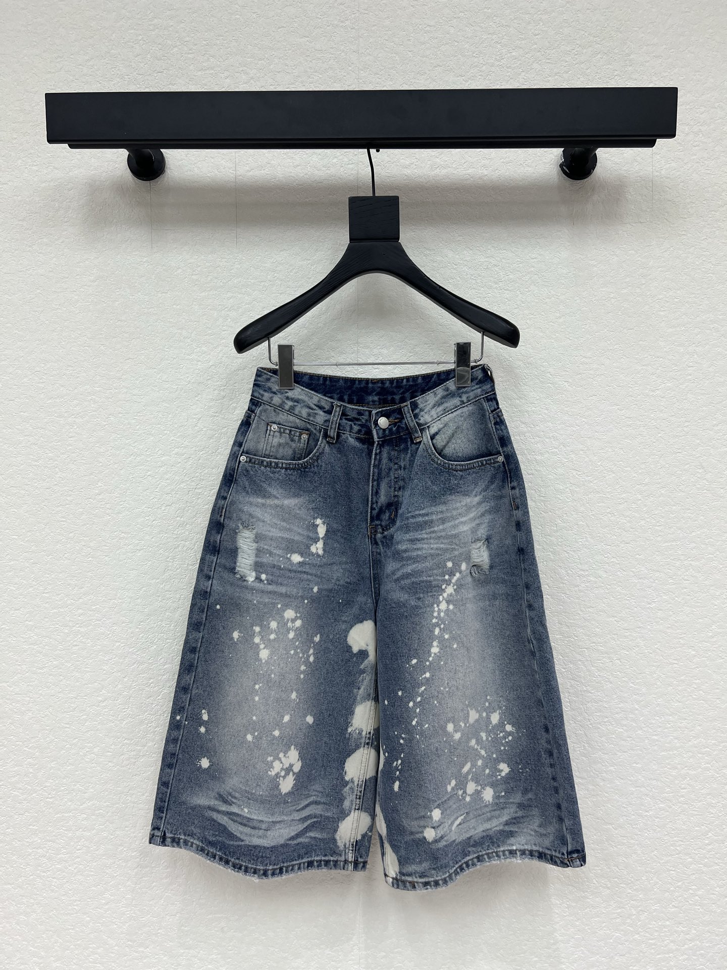NO:799591,*Splash ink straight leg denim shorts cropped pants!  The ink-splash printing technology straight-leg wide-legged version ♀The texture is online, the version is super easy to wear and you will magically fall in love with it as soon as you wear it. It gives you long legs and looks lazy and casual, suitable for any leg shape!  S-XL,,shorts,19860909*泼墨直筒牛仔短裤七分裤！泼墨印花工艺直筒阔腿的版型♀质感在线,版型超级好穿搭一穿就会神奇的爱上给你大长腿视觉慵懒随意适合任何腿型！S-XL,,shorts,,Women's clothing