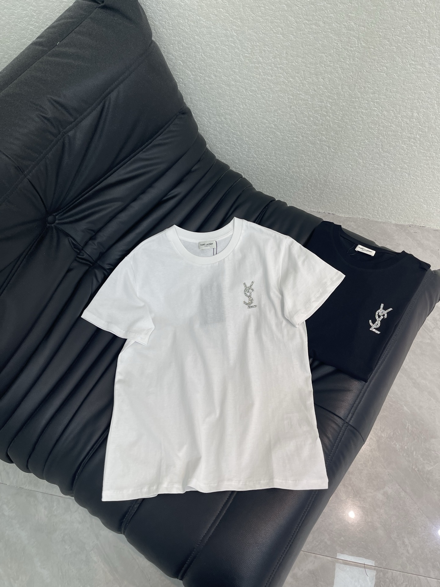 NO:797780,Ysl*26 new short-sleeved T-shirt with diamond letters on the left chest adopts a standard round neck short-sleeved version. It is neatly cut and fits well. It retains comfortable space for movement without being too loose. It combines a sense of leisure and sophistication. The diamond design on the left chest has a bright luster and instantly enhances the sophistication and luxury of the clothes. It is made of high-quality pure cotton fabric. The texture is thick and crisp, not easy to deform, and breathable and skin-friendly when worn~ SML A,, saint  laurent,T-shirt,tees,t-shirt,19860909Ysl*26新款左胸烫钻字母短袖T恤 采用标准的圆领短袖版型 剪裁利落合身 既保留了舒适的活动空间 又不会过于松垮 兼具了休闲与精致感 左胸闪钻设计 璀璨的光泽 瞬间提升了衣服的精致度和奢华感 选用高品质的纯棉面料 质感厚实挺括,不易变形,穿着透气亲肤~ SML A,,saint laurent,T-shirt,tees，t-shirt,,Women's clothing