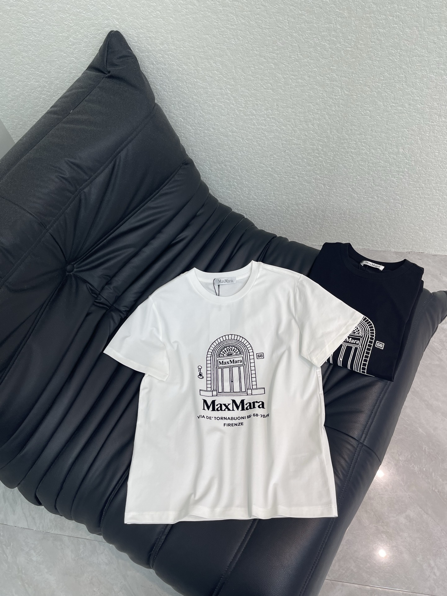 NO:798207,MaxMar*26 new spring and summer new architectural arch short-sleeved T-shirt ~ high-count cotton fabric, delicate and soft to the skin, breathable and comfortable, super comfortable to wear next to the body. Exquisite brand architectural letters, details highlight the high-end texture, easily improve the dressing taste. Classic black and white, eternal fashion trump card, versatile and slim, whether it is paired with jeans or a short skirt, you can easily achieve the cool street style. SML,,skirts,jeans,T-shirt,tees,t-shirt,19860909MaxMar*26春夏新款建筑拱门短袖T恤～高支棉面料,触感细腻亲肤柔软,透气又舒适,贴身穿超惬意.精致的品牌建筑字母,细节之处彰显高级质感,轻松提升穿搭品味.经典黑白色,永远的时尚王牌,百搭又显瘦,不管是配牛仔裤还是小短裙,都能轻松拿捏街头酷感风.SML,,skirts,jeans,T-shirt,tees，t-shirt,,Women's clothing