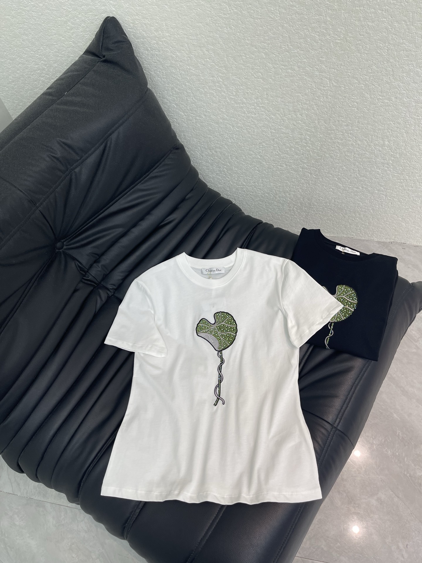 NO:797777,Dio**26 new spring and summer lotus leaf embroidery hot diamond heavy industry short-sleeved T-shirt Mercerized cotton fabric High-density fashionable sports style Every daily wear Playful and age-reducing design elements full of vitality High quality Size SML, dior, T-shirt, tees, t-shirt,19860909Dio**26春夏新款荷叶刺绣烫钻重工短袖T恤 丝光棉面料 高密度时髦运动风 每个日常的穿搭 俏皮减龄充满元气的设计元素 高品质 尺码SML,,dior,T-shirt,tees，t-shirt,,Women's clothing