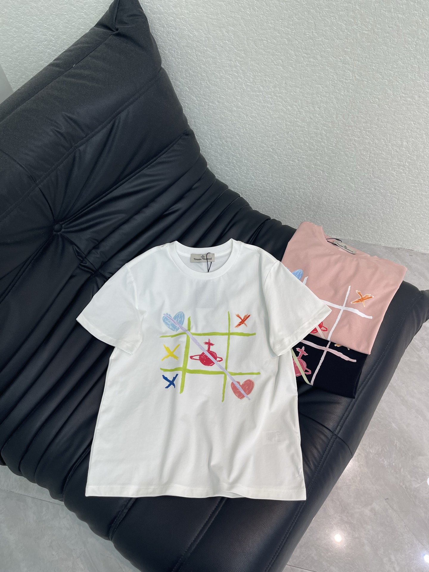NO:797778,Vivienne Westwoo*Western Queen Mother 26 new Saturn Bingo short-sleeved T-shirt. Classic round-neck short-sleeved T-shirt style. Loose and comfortable cut. It is a basic style that can be matched with every day. The front of the clothes adopts the Tic-Tac-Toe Bingo design. The graffiti details are rich and the color contrast is strong, creating a playful and artistic visual effect. SML AA,,T-shirt,tees,t-shirt,19860909Vivienne Westwoo*西太后26新款土星宾果短袖T恤 经典的圆领短袖 T 恤版型 剪裁宽松舒适 属于日常百搭的基础款型 衣服正面采用了井字棋宾果设计 涂鸦细节丰富 色彩对比强烈 营造出俏皮 艺术感的视觉效果 SML AA,,T-shirt,tees，t-shirt,,Women's clothing