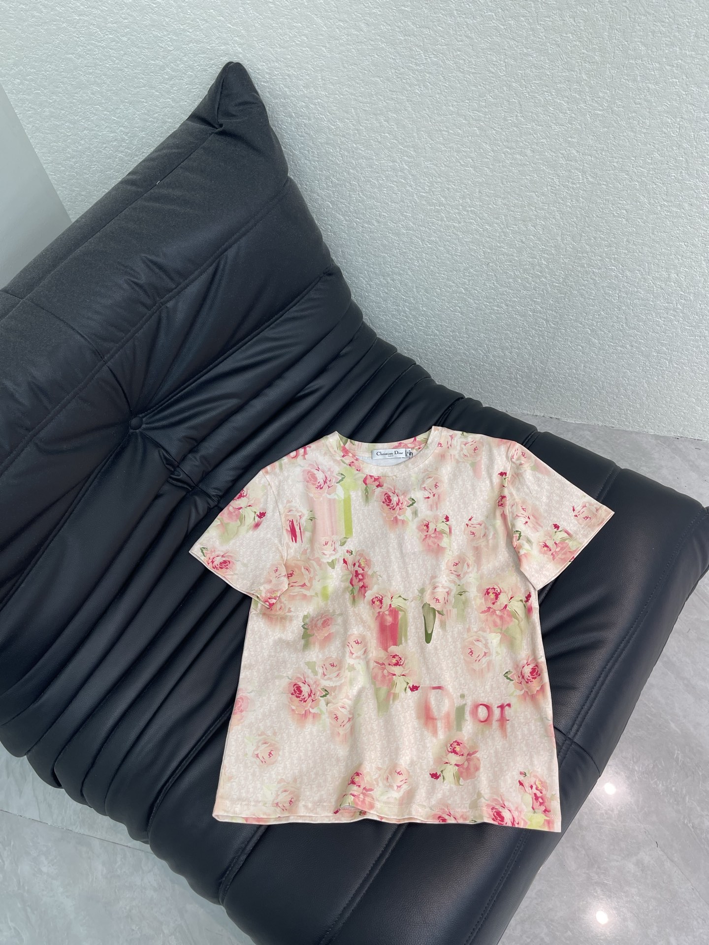NO:797787,Dio*26 new spring and summer active full-print rose short-sleeved T-shirt!  Customized cotton material with fine texture, comfortable and breathable. Rose brand logo all over the body. Elegant and recognizable, super comfortable for daily wear. The classic round neck accommodates a variety of body shapes and can be easily matched with jeans or casual pants. It is fashionable and practical. SML, dior, jeans, T-shirt, tees, t-shirt,19860909Dio*26春夏新款活性满印玫瑰花短袖T恤！定制全棉材质 质感细腻 舒适透气 全身满身玫瑰花品牌标志 优雅又辨识度日常穿着超舒适 经典圆领包容多种身材,轻松搭配牛仔裤或休闲裤,时尚又实用.SML,,dior,jeans,T-shirt,tees，t-shirt,,Women's clothing