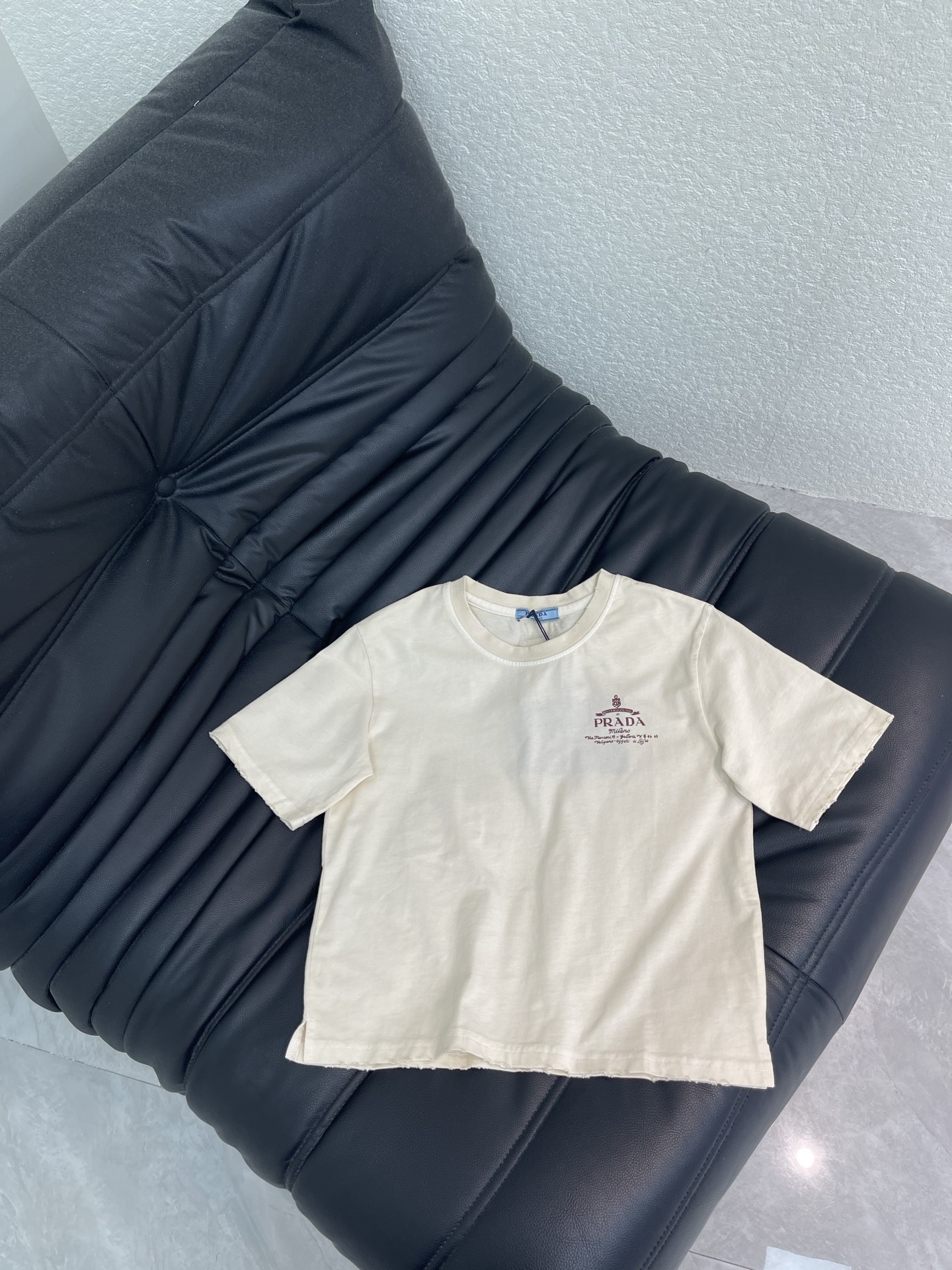 NO:798776,Prad*26 new spring and summer micro-label printed round neck short-sleeved T-shirt!  Once I got this, I knew I had to have it in my wardrobe!  It looks great when worn alone. The classic round neck design is simple and easy to wear. It’s eye-catching when walking on the street!  It’s nice to mix and match casually!  Highly recommended!  Hurry up and get one from each of your sisters!  SML,,prada,T-shirt,tees,t-shirt,19860909Prad*26春夏新款微标印花圆领短袖T恤！这种拿到手就知道我的衣柜一定要拥有它！内搭单穿都好看 经典的小圆领设计简洁好穿 走在街上吸睛度满分！随意搭配就很nice！重磅推荐！快跟姐妹人手一件！SML,,prada,T-shirt,tees，t-shirt,,Women's clothing