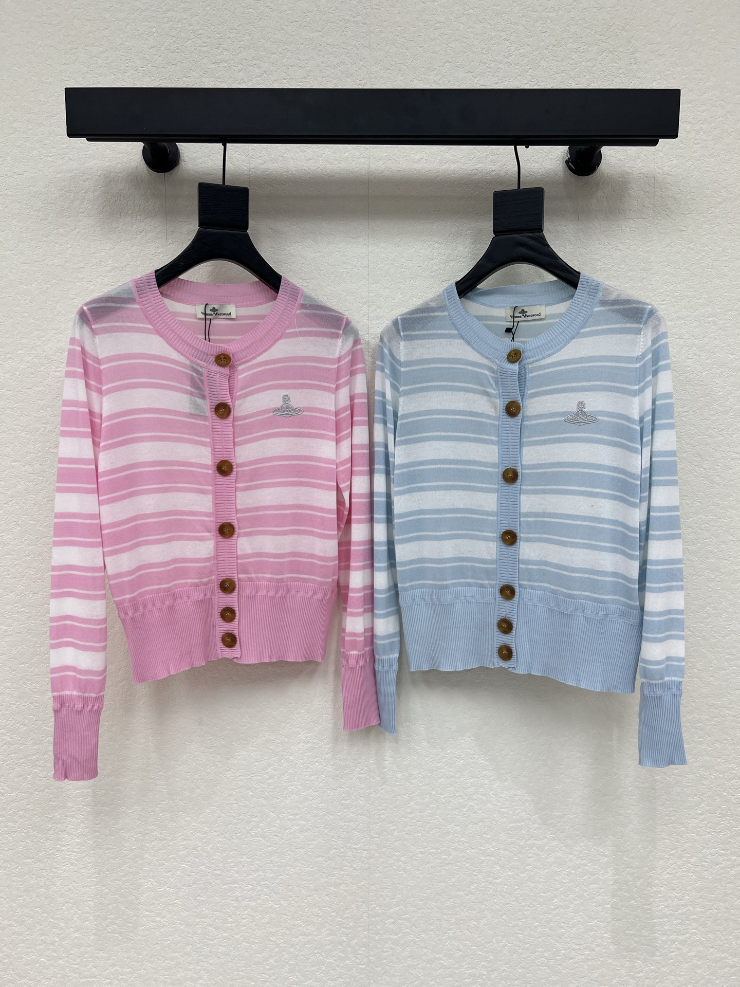 NO:798221,Vivi*Western Queen 26 new Saturn striped knitted cardigan, made of soft, skin-friendly and breathable material, round neck + wooden button design, full of simple retro style. The brand badge on the chest is very recognizable, available in pink and blue, gentle and bright, it can be worn alone or layered, easy to create a dopamine style! It can be easily managed for spring outings and daily commuting, comfortable and fashionable!  SML A,,19860909Vivi*西太后26新款土星条纹针织开衫,材质柔软亲肤又透气,圆领+木质纽扣设计,简约复古风满满.胸前品牌徽章超有辨识度,粉蓝两色可选,温柔又明亮,单穿或内搭都很OK,轻松打造多巴胺穿搭风格!春日出游,日常通勤都能轻松驾驭,舒适又时髦！SML A,,,Women's clothing
