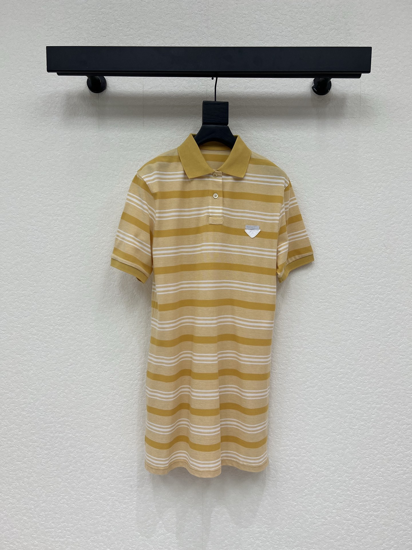 NO:798472,*26 new product piqué cotton striped polo collar short-sleeved dress Made of piqué cotton knitted fabric Age-reducing stripe pattern design Decorated with brand logo embroidery pattern polo neckline Button closure Loose straight fit Recommended to buy Yellow and white SML, skirts, T-shirt,19860909*26新品珠地棉条纹polo领短袖连衣裙 采用珠地棉针织面料 减龄条纹图案设计 饰品牌标识刺绣图案 polo领口 纽扣开合 宽松直筒版型 推荐入手 黄拼白 SML,,skirts,T-shirt,,Women's clothing