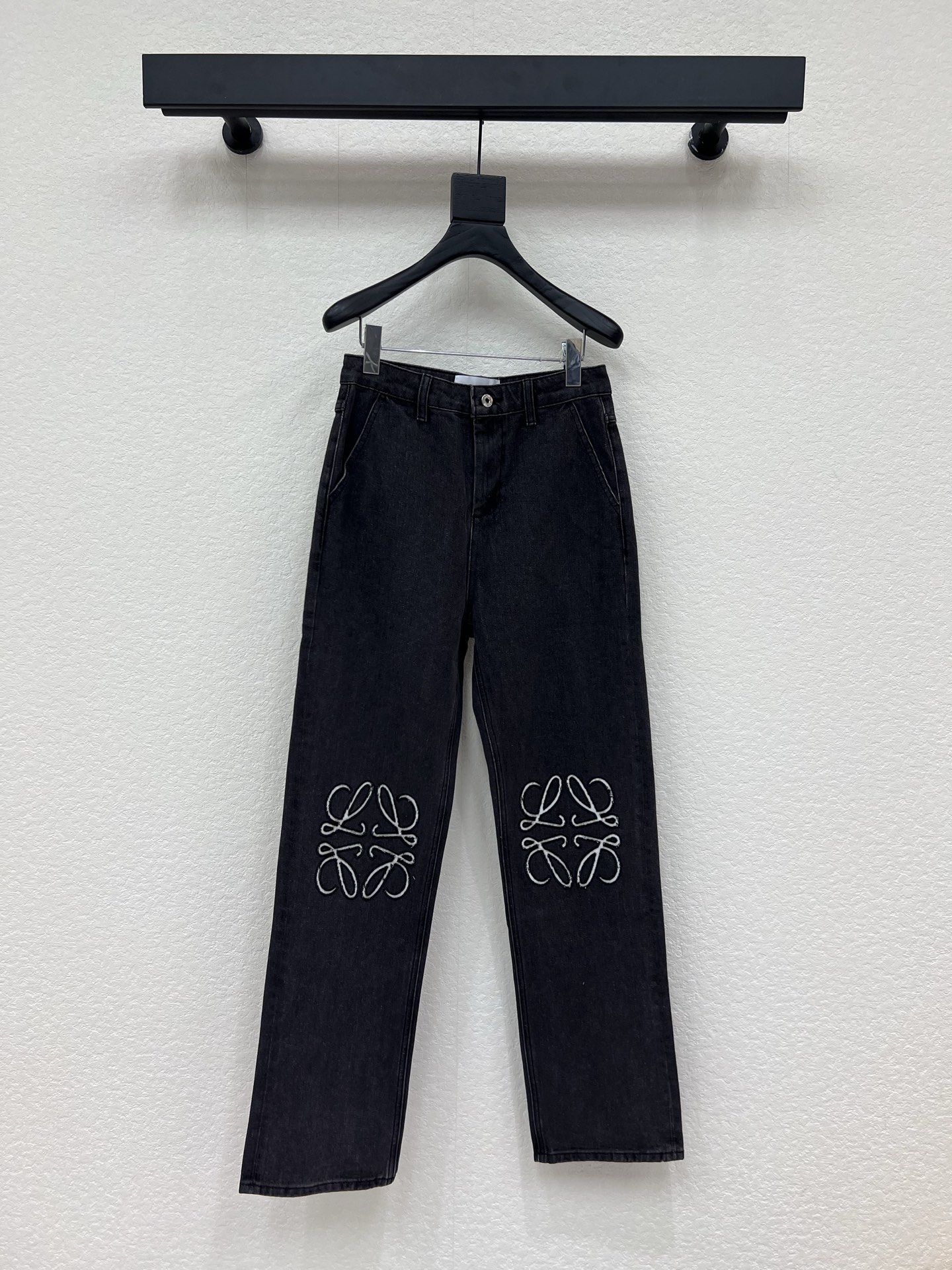 NO:798201,Loew*26 new classic laser hollow straight jeans!  Made of washed denim cloth, with hollow Anagrams on the knees. It looks great with any combination. YB's L*EWE embossed cow leather label patch, and exclusive molded hardware buckle. The nostalgic and retro washed black is fashionable and high-end. The texture is super good, the mid-high waist version, and the upper body is very comfortable. It is definitely the kind of style that you will fall in love with at first glance!  Size 25.26.27.28.29.30,,loewe,jeans,cowhide,19860909Loew*26新款经典款激光镂空直筒牛仔裤！采用水洗单宁布制成,膝盖处饰有镂空Anagram随便怎么搭配都超好看 YB的L*EWE压纹牛皮革标签贴片,以及独家开模的五金扣怀旧复古的水洗黑时髦高级质感超级好,中高腰版型,上身非常舒服绝对是那种一眼就爱上的款！ 尺码25.26.27.28.29.30,,loewe,jeans,cowhide,,Women's clothing