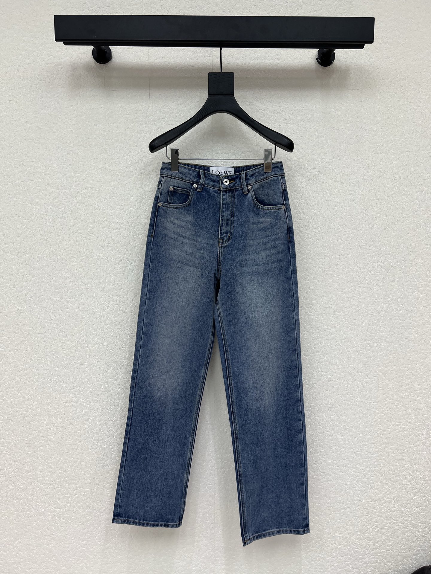 NO:798198,Loew*26 new embroidered logo retro denim trousers are made of high-end customized fabrics. The denim is very comfortable to wear. It has an embroidered logo design on the back pocket and a high-waisted straight version. The upper body is slimmer and the legs are longer. They are suitable for daily commuting or casual outings!  Retro washed, old-fashioned, fashionable and age-reducing, it can be easily matched with T-shirts, shirts, and sweaters, and can be easily used for commuting or dating!  Size 32.34.36.38.40.42 A,,loewe,shirts,tees,t-shirt,19860909Loew*26新款绣花logo复古牛仔长裤采用高端定制面料,牛仔穿起来非常舒适,后口袋刺绣logo设计,高腰直筒版型,上身显瘦显腿长,日常通勤或休闲出街都很适合！复古水洗做旧时髦减龄,轻松搭配T恤、衬衫、针织衫 通勤、约会都能轻松驾驭！ 尺码32.34.36.38.40.42 A,,loewe,shirts,tees，t-shirt,,Women's clothing