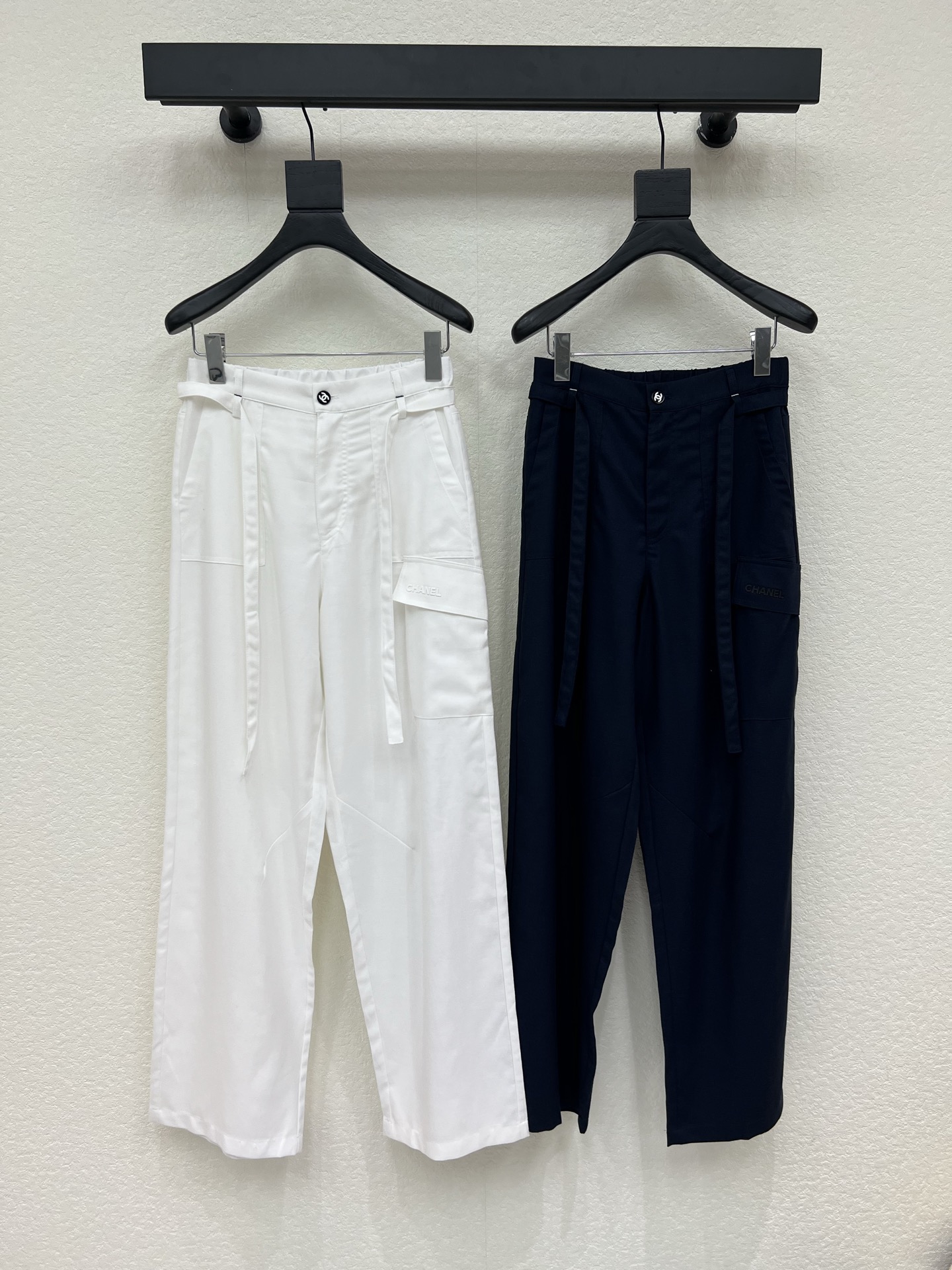 NO:798466,Chane*26 new goddess's same style small fragrant linen pants casual pants. These pants are made of high-quality fabrics, technological design, fresh colors, crisp version and personalized design, fashionable pants, work pockets, with fabric edge belt + embroidered exquisite small logo design, making you the most unique existence. Whether it is the trend front or daily casual, it can make your matching full of innovation. Create your exclusive style and show your personality. SML,,chanel,19860909Chane*26新款女神同款小香亚麻裤休闲裤.这款裤子选用优质面料,工艺设计,清新的色系 挺括的版型与个性的设计相结合,时尚裤型,工装口袋,搭配布边腰带＋刺绣精致小logo设计,让你成为最独特的存在.无论是潮流前线还是日常休闲,它都能让您的搭配充满新意.打造你的专属风格,尽情展现个性.SML,,chanel,,Women's clothing