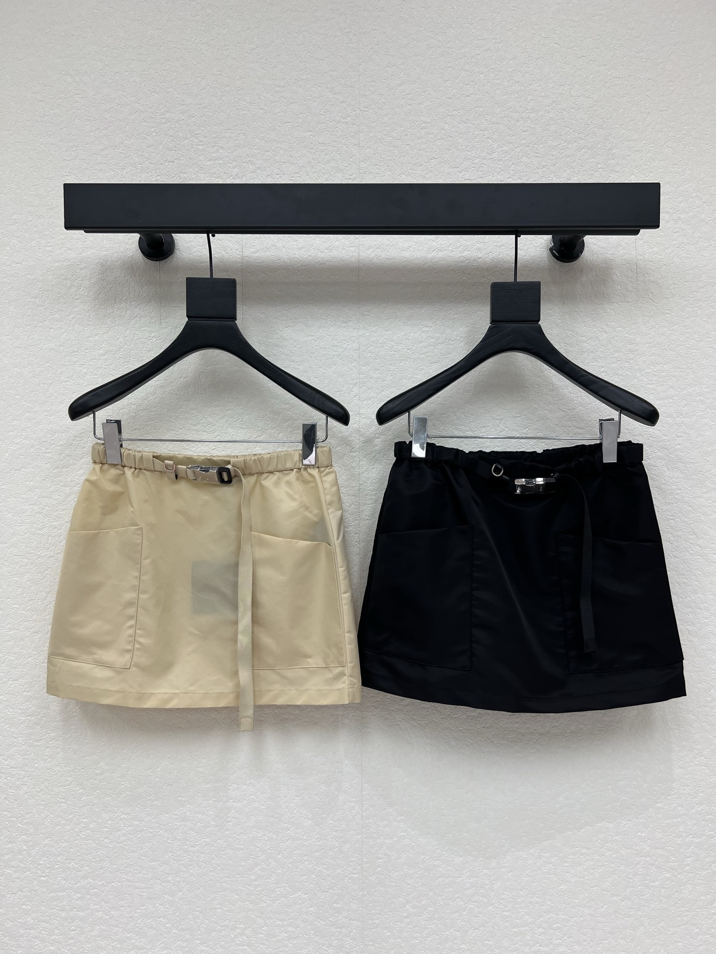 NO:798468,Prad*26 new spring and summer khaki elastic waist nylon short skirt, imported recycled nylon fabric!  Functional style buckle, new design of large pockets, small A version that covers the hips, versatile and not flattering, making the upper body slimmer. Perfect workmanship quality depends on the details. 2 colors SML, prada, skirts,19860909Prad*26春夏新品卡其色松紧腰尼龙短半裙,进口再生尼龙面料！机能风插扣 大口袋全新设计,包臀小A版型百搭不挑人上身巨显瘦.完美做工品质看细节.2色SML,,prada,skirts,,Women's clothing