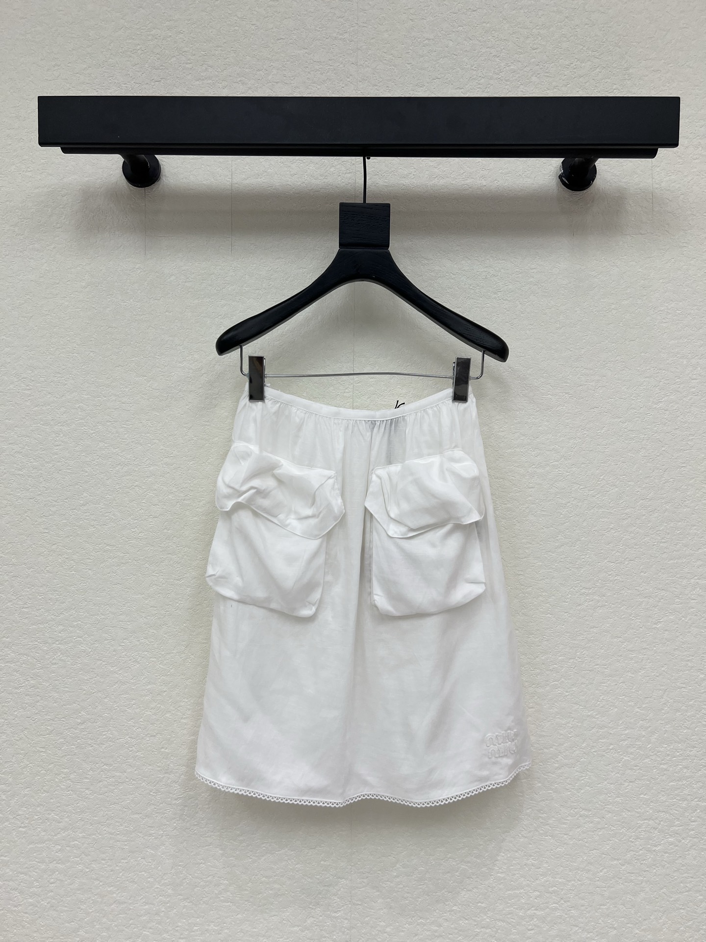 NO:798470,Miumi*26 new spring and summer lace big pocket skirt!  The pure white tone is like freshly melted butter, the drawstring waist hides the little flesh, the large pocket skirt sways in a smart arc, and the lace is the girl's little thought hidden in the details. Just wear a pair of small leather shoes, like a French girl walking out of a pictorial, lazy and sweet. SML,,miumiu,skirts,19860909Miumi*26春夏新款花边大口袋半身裙！纯净白调像刚融化的奶油,抽绳收腰藏起小肉肉,大口袋裙摆晃出灵动弧度,蕾丝花边是藏在细节里的少女小心思.随便搭一双小皮鞋,就像从画报里走出来的法式女孩,慵懒又甜软.SML,,miumiu,skirts,,Women's clothing
