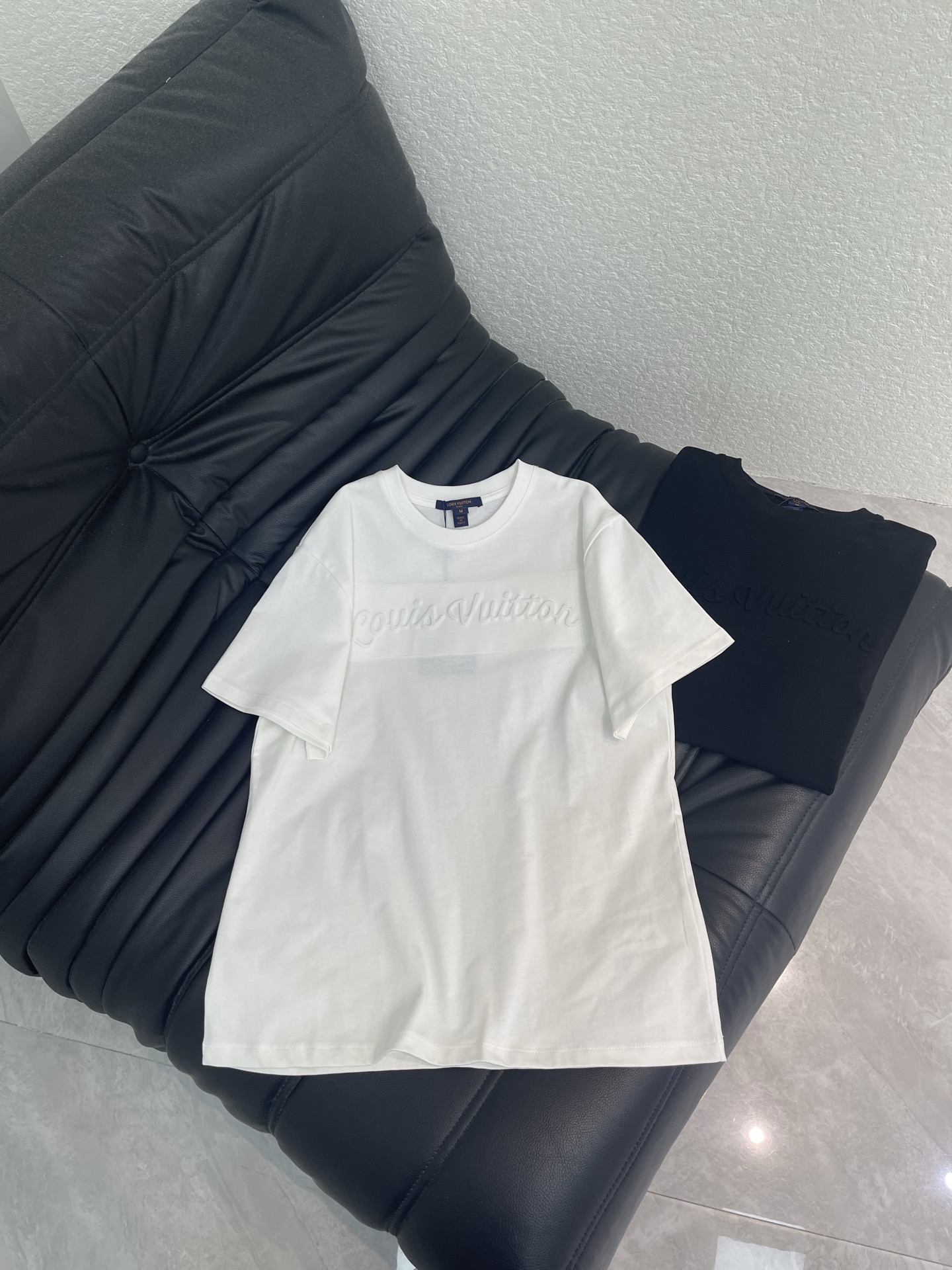 NO:800091,Louis Vuitto*26 new spring and summer embossed letter short-sleeved T-shirt!  Customized pure cotton fabric is soft, comfortable and full of texture. The embossed letter craftsmanship is full of exquisite details, which makes the fashion and high-end sense stand out. The classic version does not make the upper body look slimmer!  Highly recommended casual style items. Black and white SML, Louis Vuitton, T-shirt, tees, t-shirt,19860909Louis Vuitto*26春夏新款浮雕字母短袖T恤！定制纯棉面料 柔软舒适 质感十足 浮雕字母工艺 精致细节满 让时尚高级感立显 经典版型不挑人上身巨显瘦！强烈推荐休闲气质单品.黑白两色SML,,louis vuitton,T-shirt,tees，t-shirt,,Women's clothing
