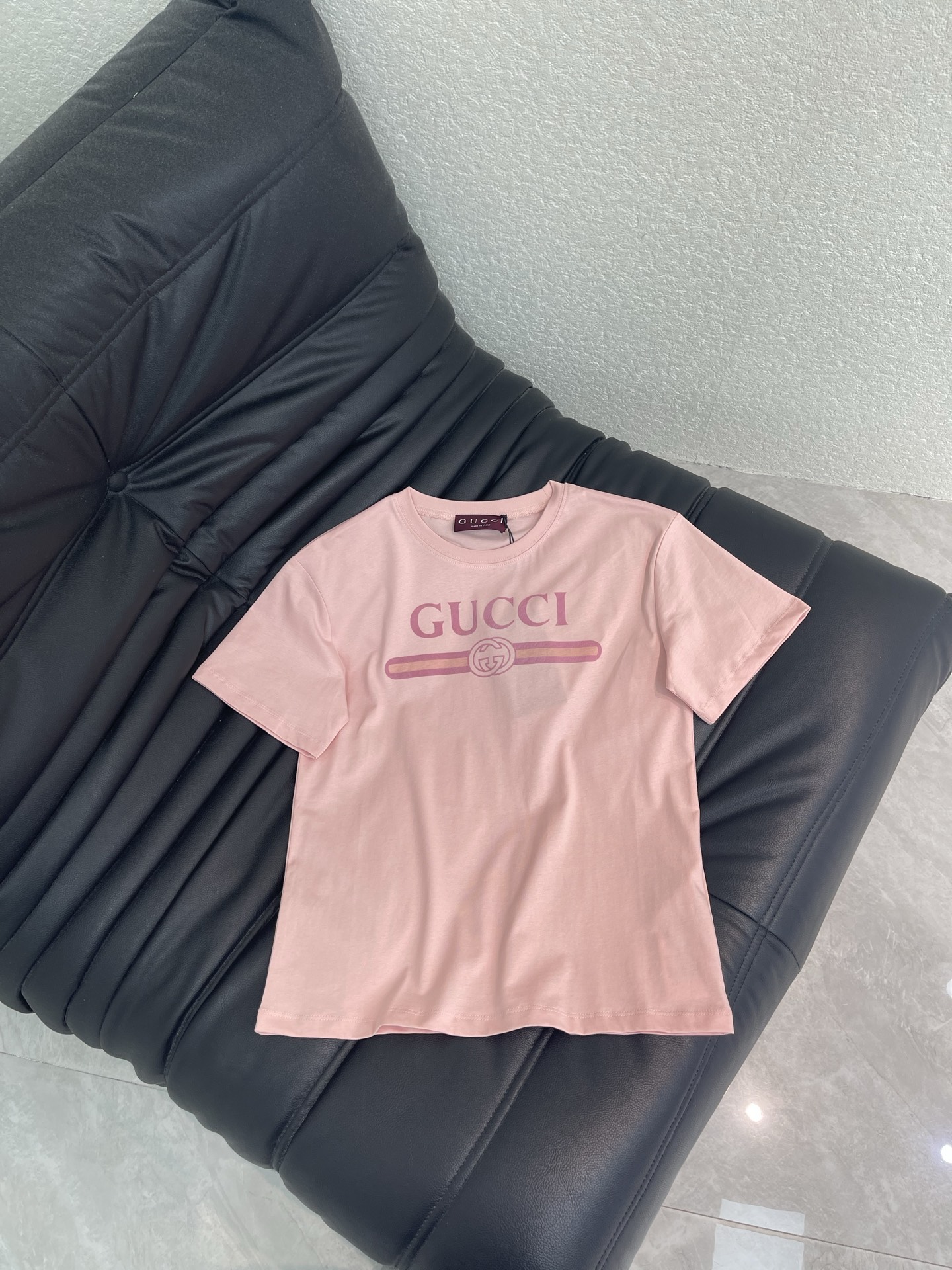 NO:800088,Gucc*26 new spring and summer vermicelli logo printed short-sleeved T-shirt | Exclusively developed by yb!  High quality production!  The pink and tender colors are a new interpretation of classic design elements and classic patterns. The fit is comfortable and the cut is not too big or too small. It fits the body shape and has a very slimming effect. It is exquisite, fashionable and versatile for daily use!  SML A,,gucci,T-shirt,tees,t-shirt,19860909Gucc*26春夏新款粉条logo徽标印花短袖T恤丨独家yb开发！高版出品！粉粉嫩嫩的配色全新演绎经典设计元素和经典图案 合身舒适版型裁剪,不大不小贴合身形显瘦效果非常好,日常精致时髦又百搭！SML A,,gucci,T-shirt,tees，t-shirt,,Women's clothing