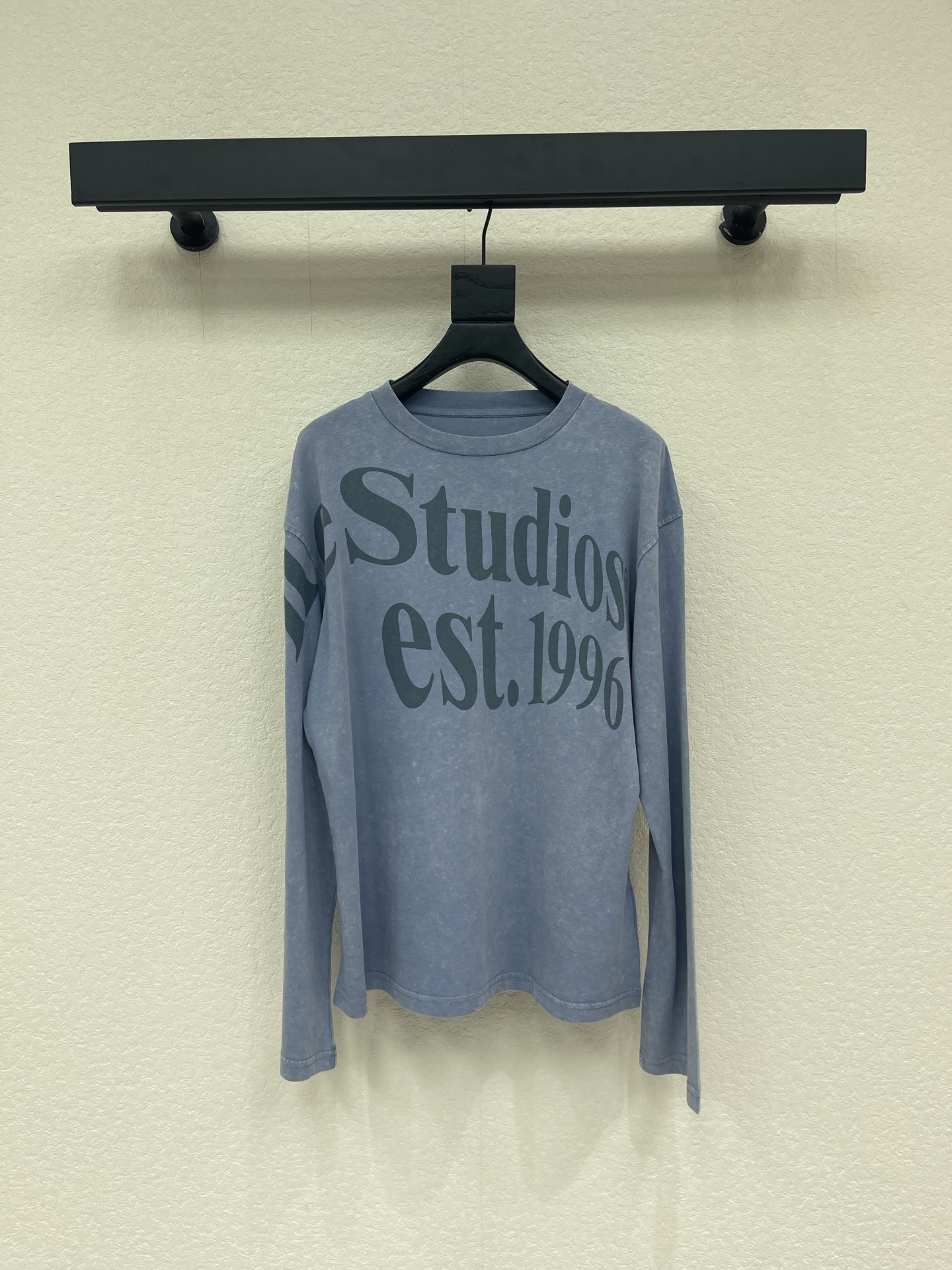NO:800082,Acne Studio*26 new spring and summer 1996 long-sleeved T-shirt, made of 100% cotton, soft and breathable, super comfortable for daily wear! The brand name is printed on the front, with a retro and old-fashioned style, simple and classy. The loose shoulder design is lazy and casual. It is the same style for men and women. It is OK to wear alone or layered with it, and it can easily create a sense of hierarchy. The brand's consistent minimalist Nordic style is low-key and textured, suitable for you who like comfort and fashion! SML A,,acne studios,dior,tees,t-shirt,19860909Acne Studio*26春夏新款1996长袖T恤,全棉材质,柔软透气,日常穿着超舒适！正面印有品牌字样,复古做旧风格,简约又有辦识度.宽松落肩设计,慵懒随性,男女同款,单穿或内搭都很OK,轻松打造层次感.品牌一贯的极简北欧风,低调又有质感,适合喜欢舒适时尚的你！SML A,,acne studios,dior,tees，t-shirt,,Women's clothing