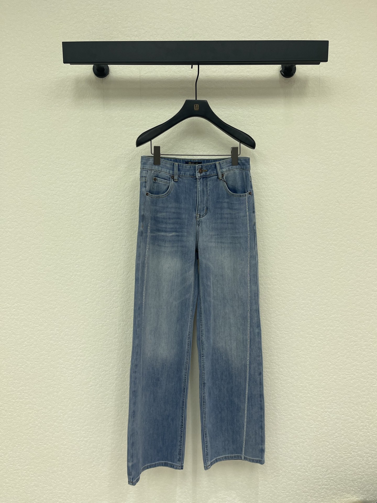 NO:800651,Loro piana26 new LP side hot rhinestone soft jeans, high-waisted straight wide-leg jeans, are classic casual and relaxed styles, are highly tolerant to leg shapes, and are versatile for daily wear. They present a light blue washed distressed tone with natural whitening and gradient effects. They are visually refreshing and age-reducing. It has a retro atmosphere. The washing process makes the fabric look soft and breathable. Suitable for spring and summer wear. The side hot rhinestone process increases the sense of design. S-XL AA,, loro piana, loro  piana,jeans,19860909Loro piana26新款LP侧边烫钻柔软牛仔裤 高腰直筒阔腿牛仔裤 属于经典的休闲松弛风款式 对腿型包容度高 是日常穿搭的百搭款 呈现浅蓝水洗做旧的色调 有自然的磨白和渐变效果 视觉上清爽减龄 自带复古氛围感 水洗工艺让面料看起来柔软透气 适合春夏穿着 侧边烫钻工艺 增加设计感 S-XL AA,,loro piana,loro piana,jeans,,Women's clothing