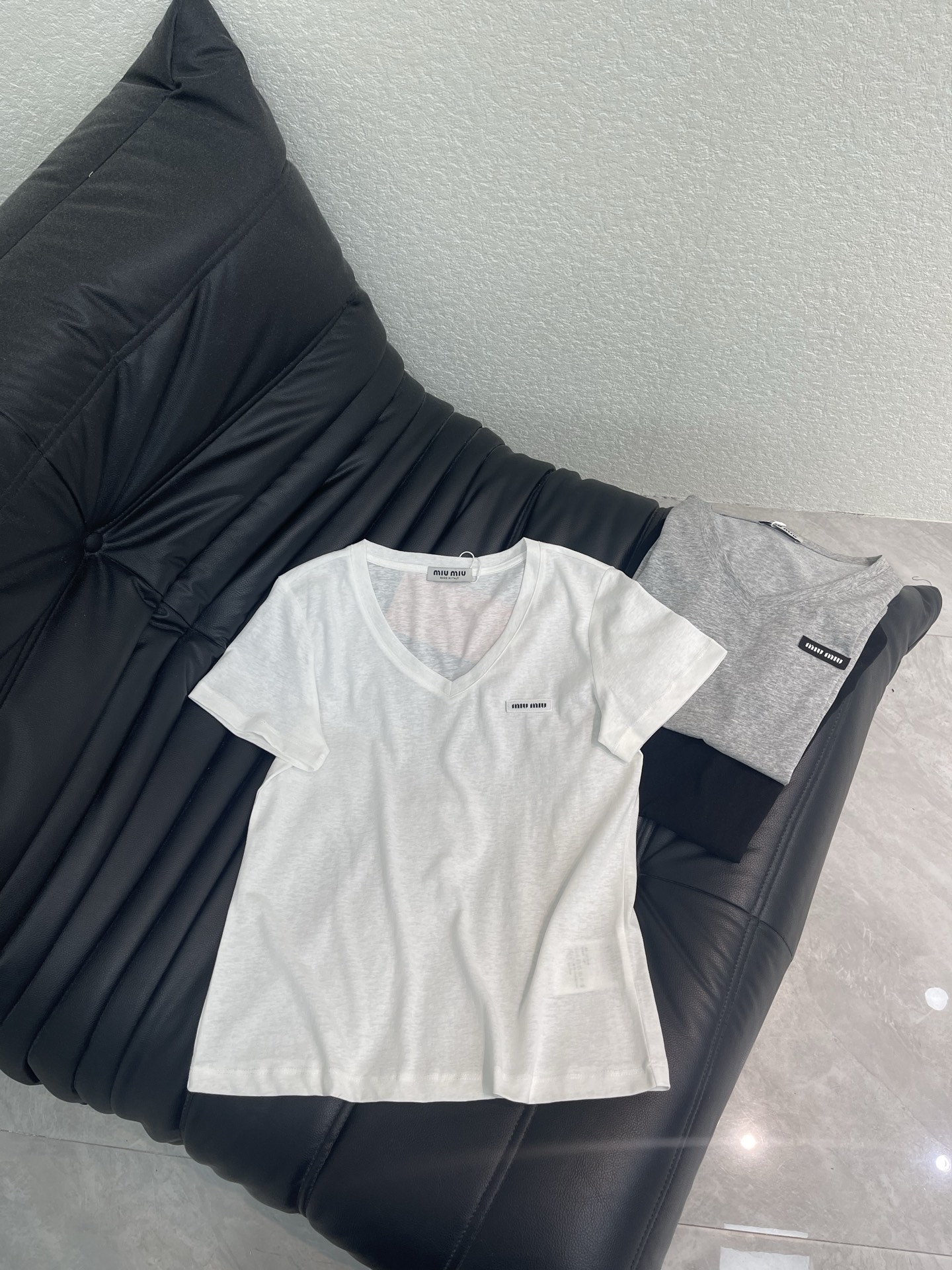 NO:798773,Miumi*26 new left chest label V-neck bamboo cotton short-sleeved T-shirt. Classic V-neck slim/slightly loose short-sleeved T-shirt. It adopts a minimalist and advanced daily commuting style. The style is neat and not draggy. It is highly tolerant to the body. It is a versatile basic style in the wardrobe. It is suitable for casual, commuting, hot girl and other styles. The left chest label design instantly enhances the sense of sophistication and recognition. It allows the basic T-shirt to get rid of monotony and has a sense of luxury. SML  AA,,miumiu,T-shirt,tees,t-shirt,19860909Miumi*26新款左胸标签V领竹节棉短袖T恤 经典 V 领修身 / 微宽松短袖 T 恤 走极简高级的日常通勤风 版型利落不拖沓 对身材包容度高 是衣柜里的百搭基础款 适配休闲、通勤、辣妹等多种穿搭风格 左胸标签设计 瞬间提升精致感和辨识度 让基础款 T 恤摆脱单调 自带高级感 SML AA,,miumiu,T-shirt,tees，t-shirt,,Women's clothing