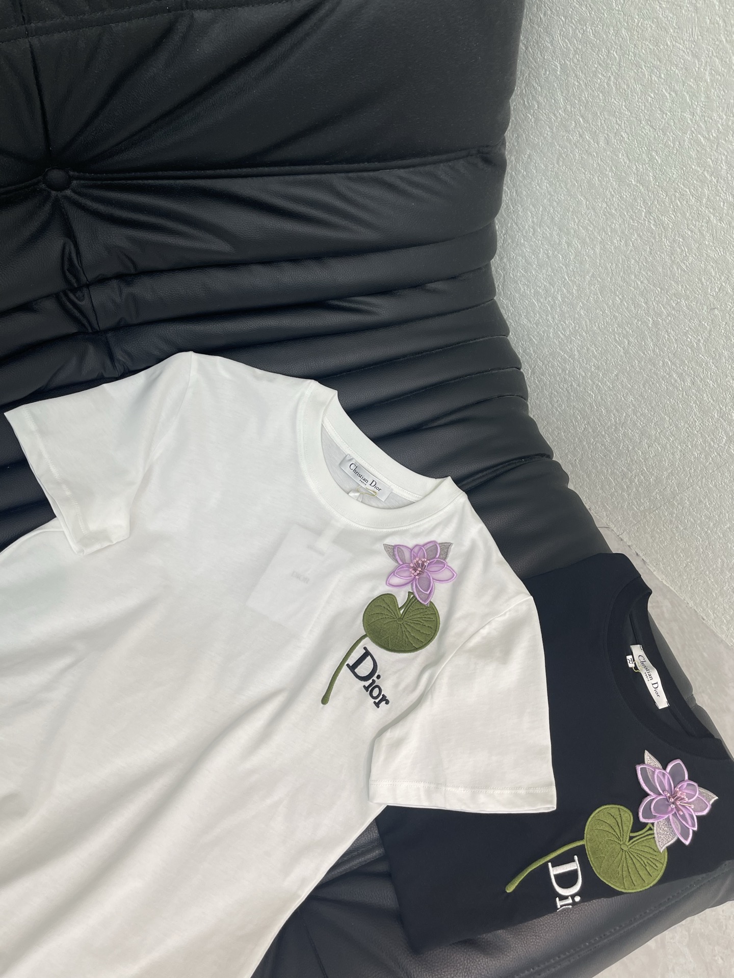 NO:798767,Dio*26 new spring and summer lotus leaf lotus embroidery heavy-duty short-sleeved T-shirt Mercerized cotton fabric High-density fashionable sports style Every daily wear Playful and age-reducing design elements full of vitality High quality Size SML, dior, T-shirt, tees, t-shirt,19860909Dio*26春夏新款荷叶荷花刺绣重工短袖T恤 丝光棉面料 高密度时髦运动风 每个日常的穿搭 俏皮减龄充满元气的设计元素 高品质 尺码SML,,dior,T-shirt,tees，t-shirt,,Women's clothing