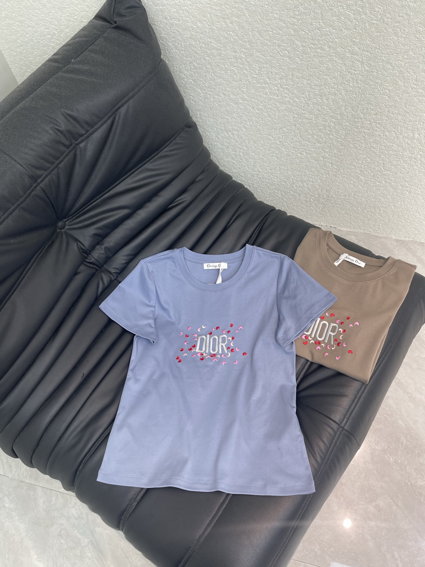 NO:798760,Dio**26 new spring and summer new heavy-duty short-sleeved T-shirt with small moon letter embroidery, mercerized cotton fabric, high-density fashionable sports style, every daily wear, playful and age-reducing design elements full of vitality, high quality, sizes SML, dior, T-shirt, tees, t-shirt,19860909Dio**26春夏新款小月亮字母刺绣重工短袖T恤 丝光棉面料 高密度时髦运动风 每个日常的穿搭 俏皮减龄充满元气的设计元素 高品质 尺码SML,,dior,T-shirt,tees，t-shirt,,Women's clothing