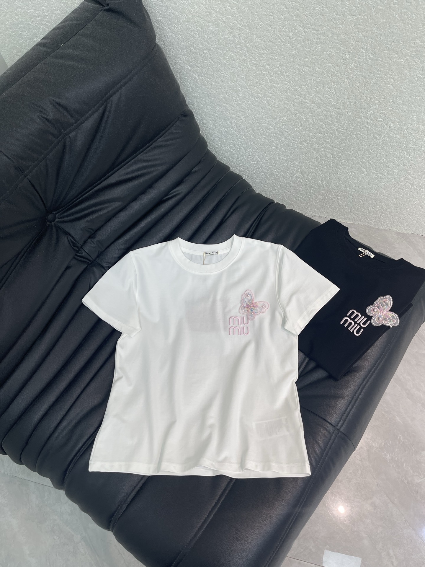 NO:800657,Miumi*26 new spring and summer pink beaded butterfly embroidery heavy-duty short-sleeved T-shirt Mercerized cotton fabric High-density fashionable sports style Every daily wear Playful and age-reducing design elements full of vitality High quality Size S-XXL A,,miumiu,T-shirt,tees,t-shirt,19860909Miumi*26春夏新款粉色钉珠蝴蝶刺绣重工短袖T恤 丝光棉面料 高密度时髦运动风 每个日常的穿搭 俏皮减龄充满元气的设计元素 高品质 尺码S-XXL A,,miumiu,T-shirt,tees，t-shirt,,Women's clothing