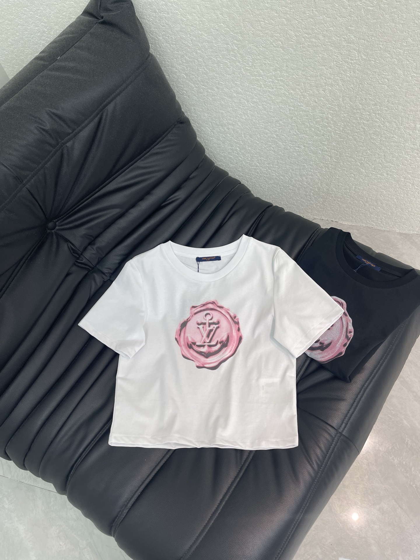 NO:798762,Louis Vuitto*26 new spring and summer pink seal printed short-sleeved T-shirt. Pure cotton fabric. High-density fashionable sports style. Every daily wear. Playful and age-reducing design elements full of vitality. High quality. Size SML AA, Louis Vuitton, T-shirt, tees, t-shirt,19860909Louis Vuitto*26春夏新款粉色印章印花短袖T恤 纯棉面料 高密度时髦运动风 每个日常的穿搭 俏皮减龄充满元气的设计元素 高品质 尺码SML AA,,louis vuitton,T-shirt,tees，t-shirt,,Women's clothing