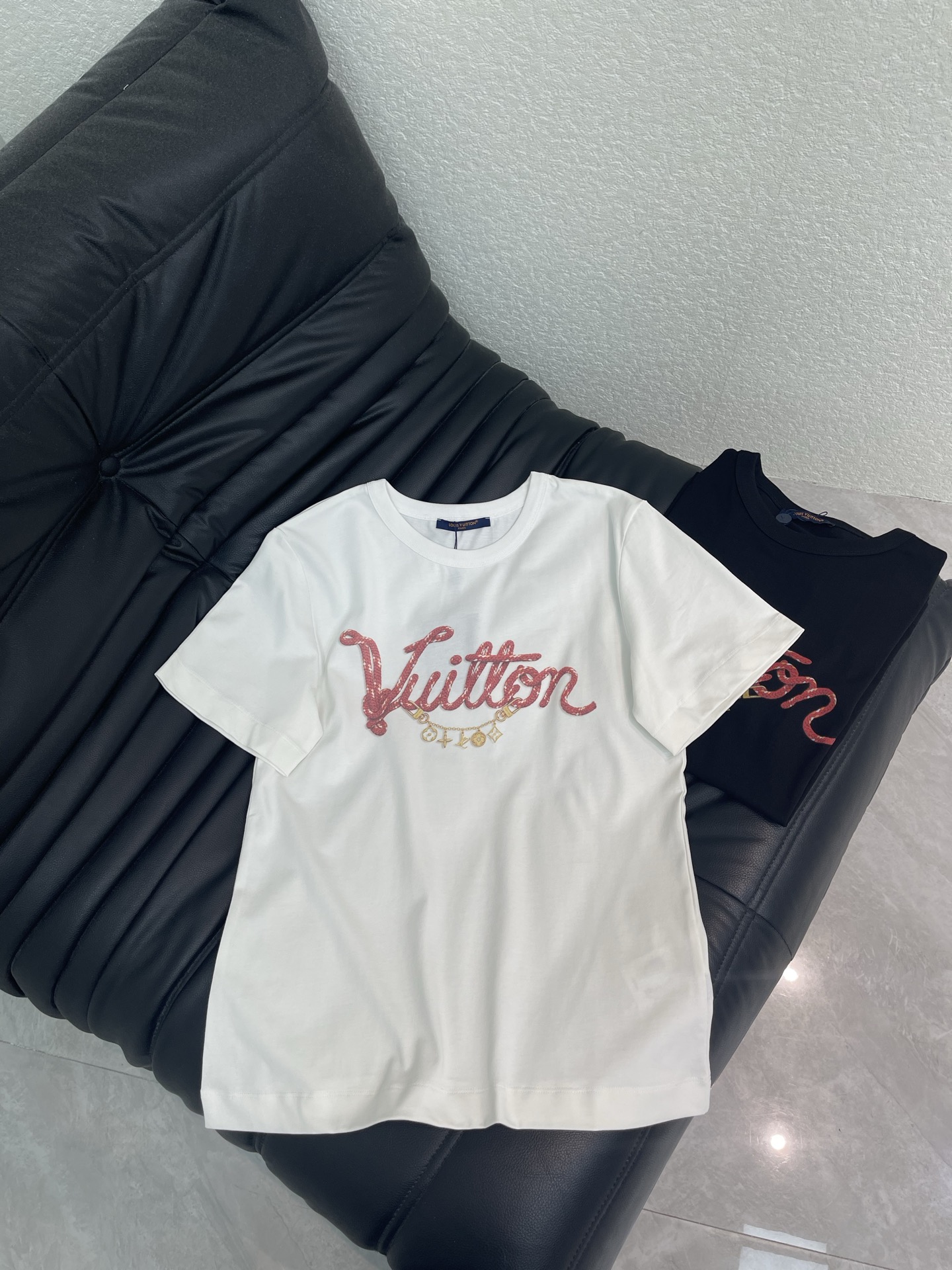 NO:798764,Louis Vuitto*26 new spring and summer red rope pendant letter short-sleeved T-shirt. Pure cotton fabric. High-density fashionable sports style. Every daily wear. Playful and age-reducing design elements full of vitality. High quality. Size SML A, Louis Vuitton, T-shirt, tees, t-shirt,19860909Louis Vuitto*26春夏新款红绳吊坠字母短袖T恤 纯棉面料 高密度时髦运动风 每个日常的穿搭 俏皮减龄充满元气的设计元素 高品质 尺码SML A,,louis vuitton,T-shirt,tees，t-shirt,,Women's clothing